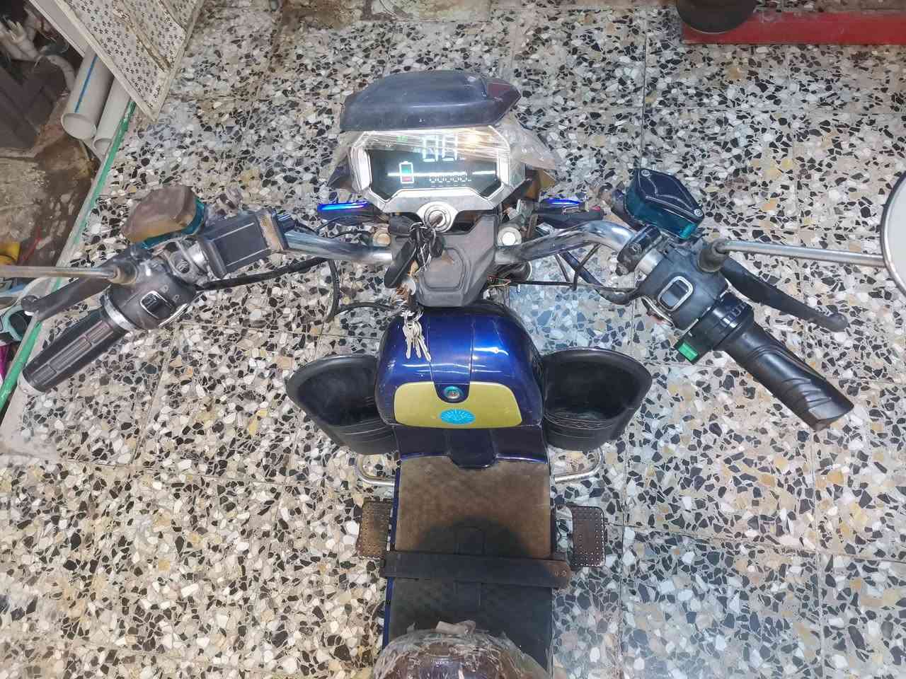 ألسلام عليكم
دراجه شحن هارلي الحجم الكبير
بطاريه الليثيوم  كبيره  
كهربائيات كلها شغاله بس الأشاره السيره تشكل مرات
بيها جنطه ليوره وبيها سنات موبايل وبيها ٢ قبق عنبار خلفي وأمامي ولبريكات بل مكان خلفي وأمامي
بيها سويجات 3سويج تشغيل وفتح صندوك وفتح صندوك ثاني وبيها بصمتين وثنينهن شغالات قفل وفتح وبيها حساس لمس
(نقص بايدرات زوج سعره 10وزنجيل مالتهن سعره 5) 
دراجه تكدر تخلي بيها صندوق ابدال اجنطه وتشتغل بيها توصيل بل منطقه مناطق مجاوره قريبه هيج تفيدكم السعر 450 وبيها مجال مكاني بغداد حي الأعلام  شارع المستوصف
للأستفسار ***********

