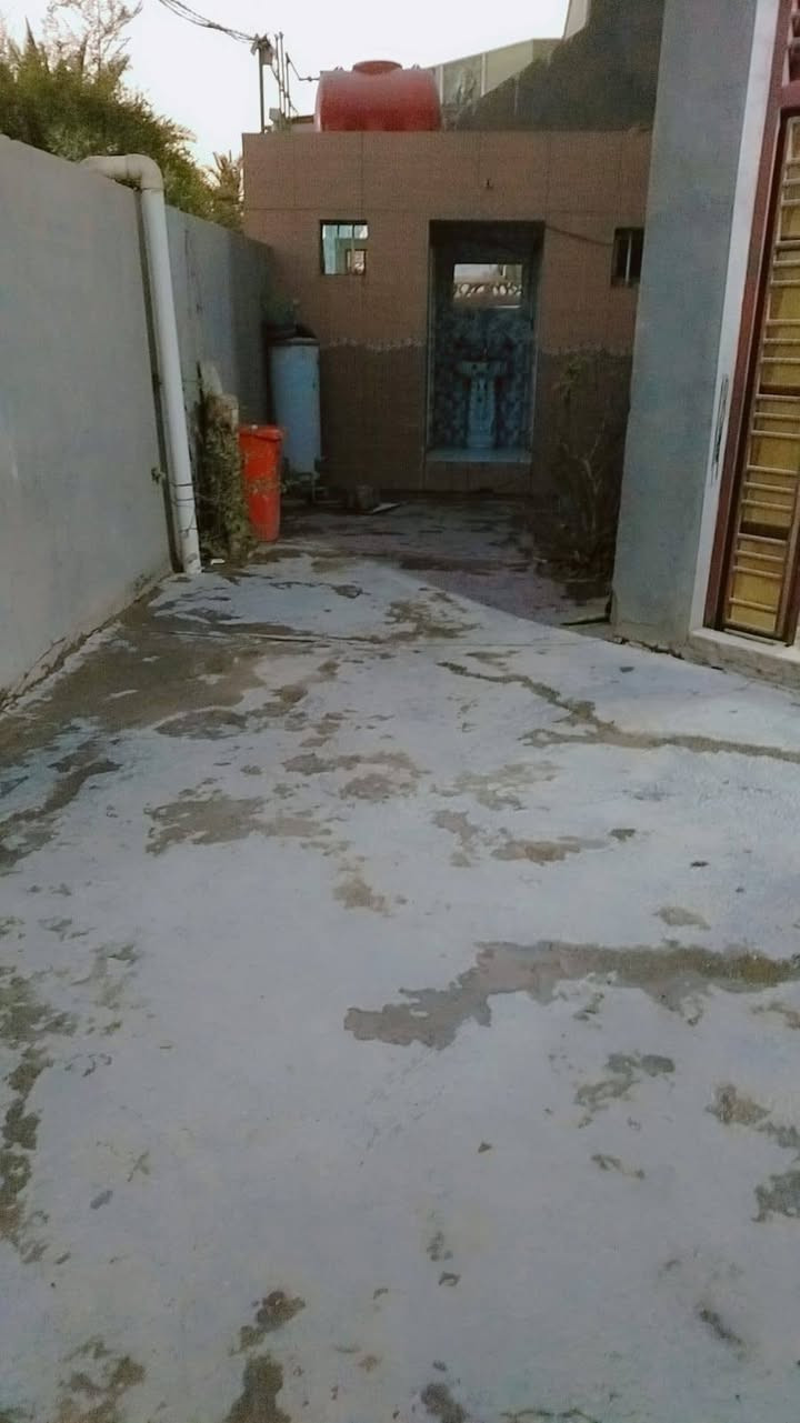 السلام عليكم
دار للبيع قضاء الدغاره قرب دائره الماء  على الشط يبعد عن الشارع العام 40 متر على طريق الزوار ركن على شارعين يتكون من غرفتين +  صاله + مطبخ براني صحيات داخليه او خارجيه طارمه كبيره مساحه الدار 240 طابو زراعي سند 25 للاستفسار 

***********@
