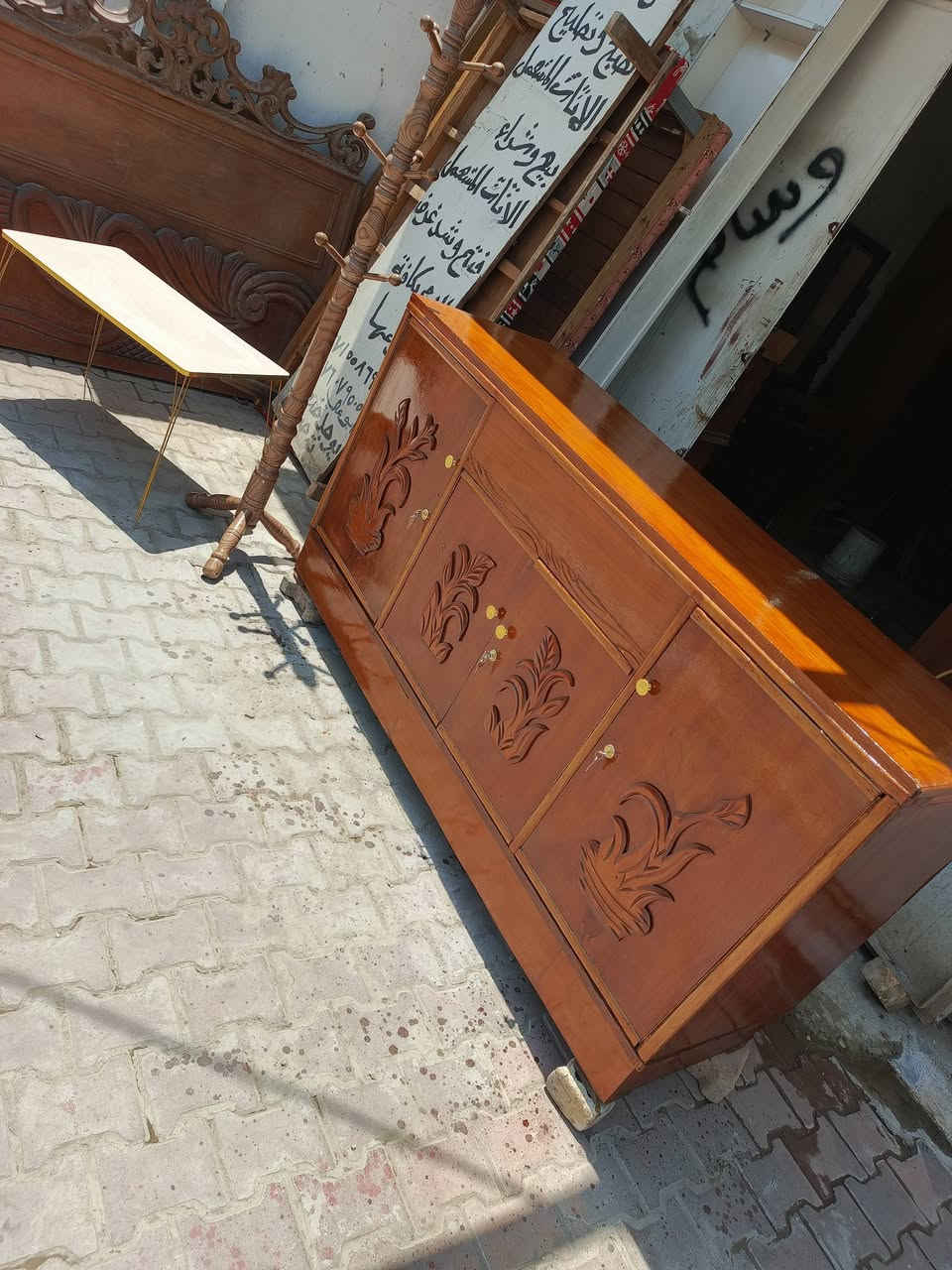 السلام عليكم
بوفيه فراش صاج 
السعر ٧٠
المكان الكريعات مقابل مطعم البلام العائلي 
موبايل ***********
لانرد علي التعليقات فقط الاتصال
