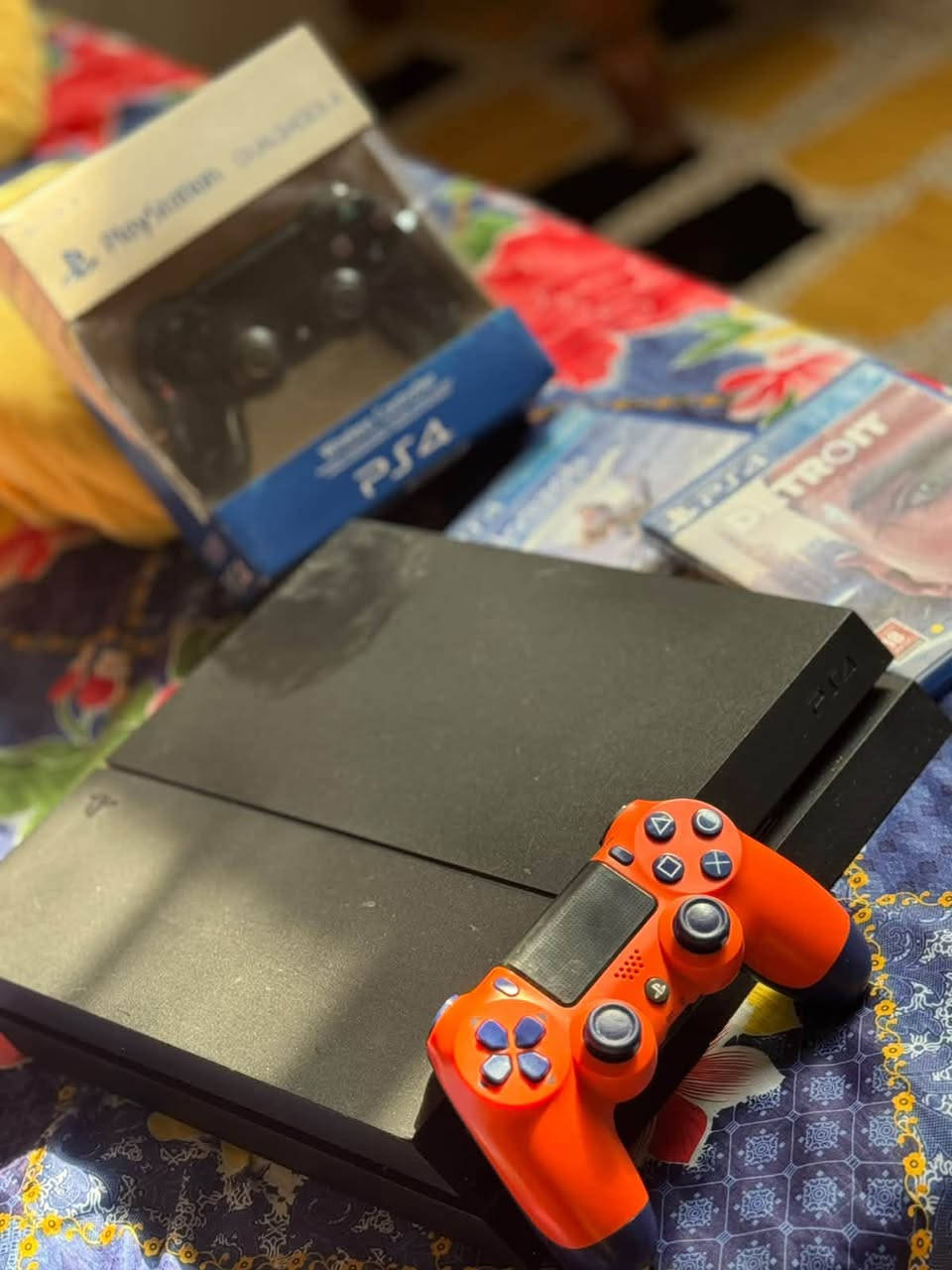 بلايستيشن 4 (PS4) للبيع 🎮
الملحقات:، 2 يد تحكم (وحدة بكرتونتها)، كيبل باور، وكيبل HDMI.

 الإضافات: أقراص ألعاب أصلية (Detroit + Horizon).  

 النظام والحالة: إصدار النظام 13.52 (الجهاز نظيف، أونلاين ولم يُهكر أبداً، وقابل للتهكير). شغال تمام، ومفتوح للتنظيف فقط (بدون أي أعطال أو صيانة سابقة).

 السعر: (200.000) الف

 المكان: الدورة / او عرصات الهنديه  

 التواصل: (***********) واتساب فقط

