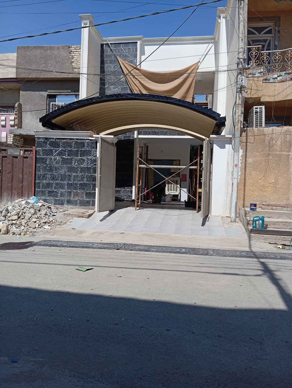 دار سكن ملك صرف للبيع الدوره حي الوادي قرب مزاد المركز. 120 متر واجهة 6 متر 
ثلاثه غرف نوم مع ثلاث حمامات 
مسلح بالكامل دون أي ضلع مشترك 
علي عن الشارع وارتفاع السقف 3 متر. 
للاستفسار على الرقم *********** 
الرقم بي واتس يعني الاستفسار بلاش.
