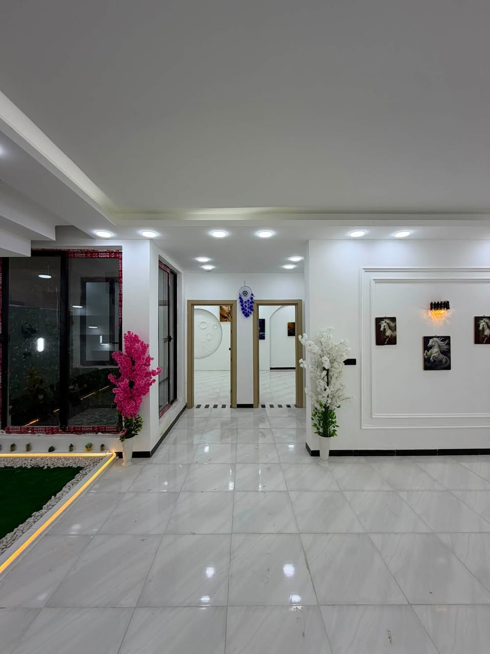 ‏يوجد بيت زراعي مساحة 200 متر داخل مجمع حيدر بن حجي هندي البنيان حديث ودرجة أولى يحتوي البيت على غرفتين وصالة واستقبال ومطبخ ومجمع صحية داخل وخارج العنوان حي الجامعة داخل مجمع حيدر بن حجي هندي الاستفسار أكثر الاتصال على الرقم الواتساب***********
