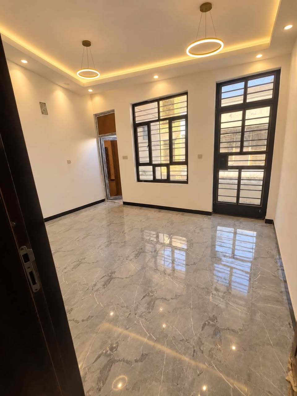 🏠 بيت للإيجار – جاهز للسكن
📍 العنوان: الدورة – فم مجمع العادل الثاني، قريب جدًا على جامع كامل عبود.

🔹 المساحة: 50 متر
🔹 الواجهة: 5 × 10 متر
🔹 طابقين + سطح

تفاصيل البيت:
▫️ الطابق الأرضي: صالة + مطبخ + منور + صحيات مشتركة وأنتم بكرامة.
▫️ الطابق الثاني: غرفتين نوم، غرفة للعائلة وغرفة للأطفال.
▫️ سطح خاص بالبيت.
▫️ البيت جديد، جاهز بالكامل، ومتشطب على آخر حبة، ومهيأ للسكن مباشرة.

💰 الإيجار: 400 ألف دينار شهريًا

⚠️ مطلوب عائلة صغيرة فقط.

📞 للجادين والاستفسار والتفاصيل، التواصل على الخاص.
او الاتصال بالأرقام التالية 
***********_***********
