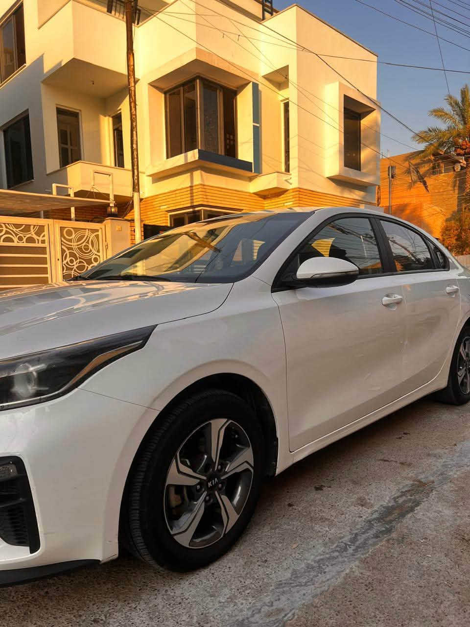 السلام عليكم
كيا سيراتو 2019 خليجي مكفولة من الضربة والصبغ
مواصفاتها 
مكينة 1600 دوش تحكمات كاميرا خلفية
خمسة ويل كب تبريد قطعتين داخل لونين
جاهزة من جميع النواحي 
ماشية 91 الف 
رقم بغداد الدولي بأسمي 
مكاني بغداد / الكرخ
السعر 142
رقم الهاتف ***********
