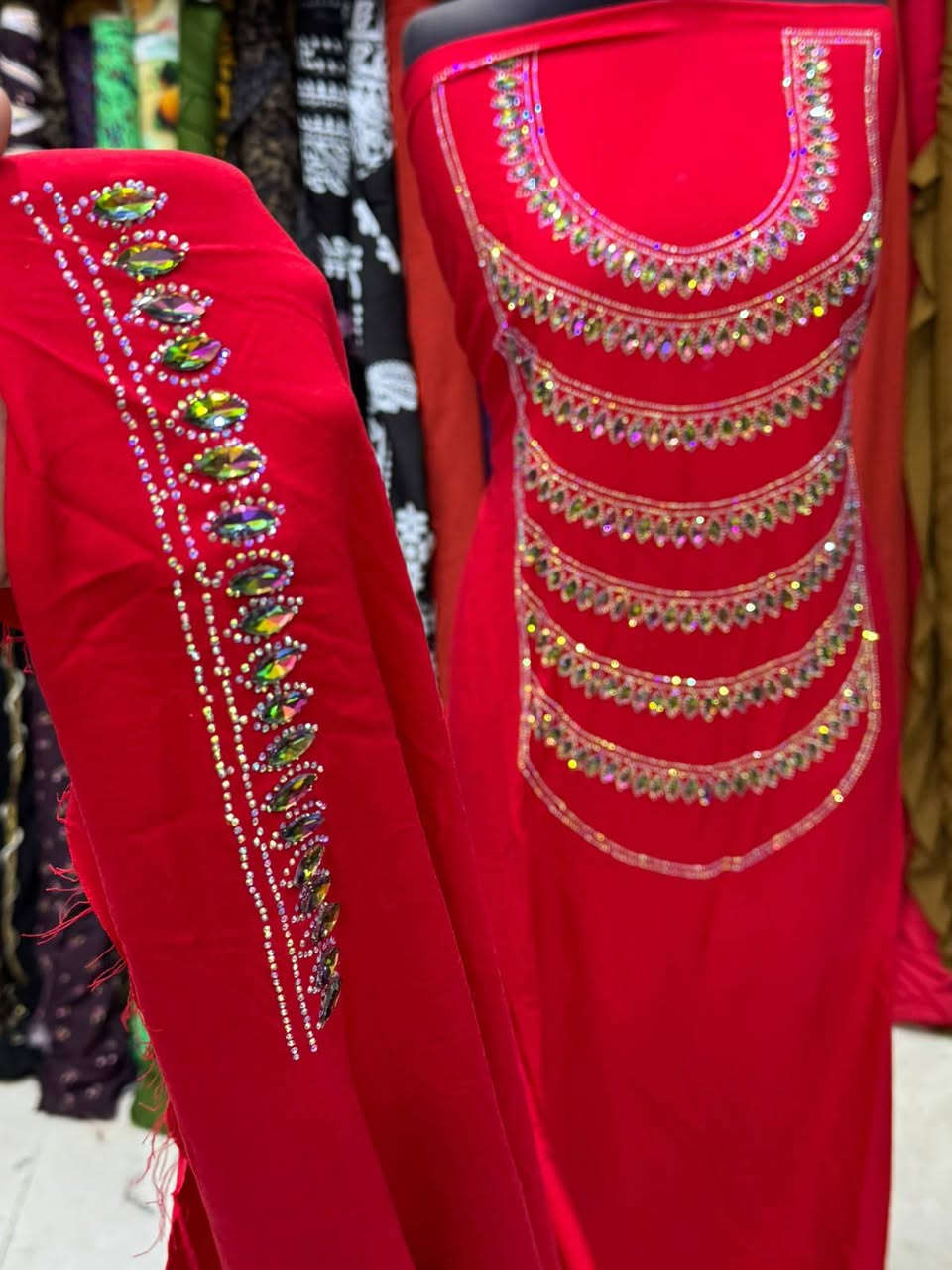 🌷  شغل شذر ستراس حراري + حجر بارز يدوي 🌷

✨ على قماش كشمير كوباي مطاط الأصلي
💎 مشغول صدر وردن راقي
📏 طول القطعة مترين ونصف
👗 يتفصل كلوش ومناسب لجميع الأحجام

🚚 التوصيل لجميع المحافظات: 5,000 دينار فقط

📩 للحجز والاستفسار راسلونا واتساب ♥️
‏‪ ***********‬‏📞
