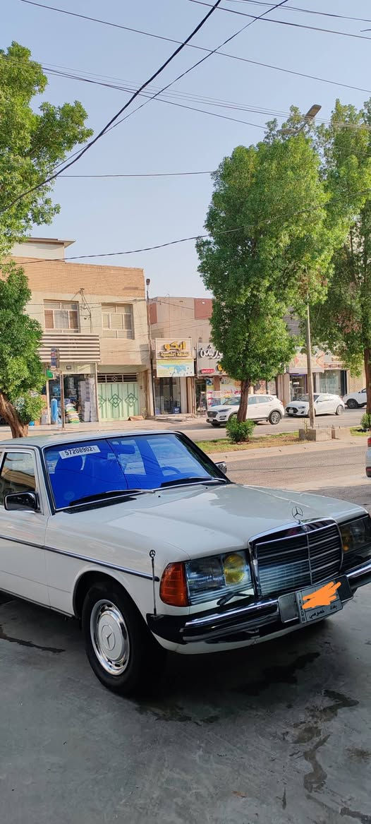 السلام عليكم
مارسدس ابو جحيل للبيع
السياره تعمير جديد مال جناي
تبريد شغال كهربائيات كولهن شغاله
السياره كولها بلاديه كير مكينه 
عارضها 75 وبيها مجال قليل
العنون حله مركز مدينه 
للاستفسار *********** حلة, بابل

