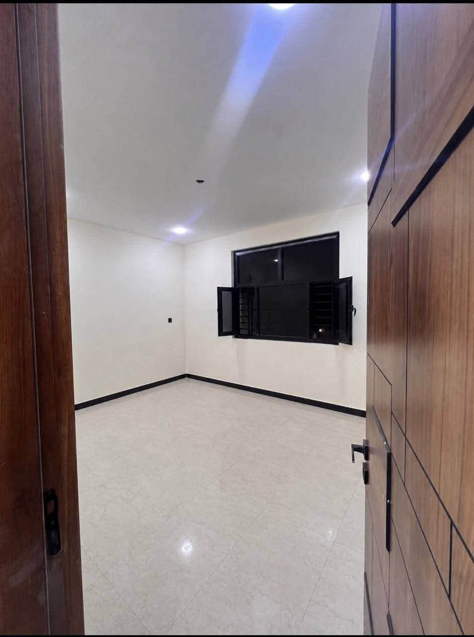 🏠 مشتمل حديث للبيع
📍 حي القاهرة / الضباط
مقابل مول القاهرة – الفرع الثاني

📐 المساحة: 44.5 م²
↔️ الواجهة: 5 م
🏗️ بناء حديث (2026)

🔹 غرفتا نوم
🔹 صالة
🔹 مطبخ
🔹 حمام

📞 ***********
📩 مراسلة الصفحة متاحة

✨ فرصة مناسبة للسكن وبسعر منافس.
