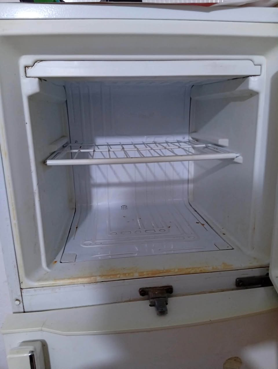 ثلاجه للبيع فقط الفريز شغال  نضافه 100/80  شركه KENWOOD سعرها ٧٥ قفل تواصل خاص او ع رقم ***********
