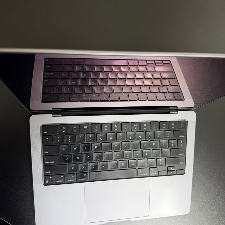 ماك بوك m1pro شريحهPro لون سبيس قري  نظيفف استعمال شخصي ويا شاحنه اصليه وكيبل اصلي ويا جنطه اصليه امريكيه وجلاد كيبورد حمايه اصلي وكفر شفاف سلم اصلي  السعرمليون و400   وبي مجال بسيط *********** بي ضمان 
Ram16 gb 
512tb
14 inch 
88🔋￼
