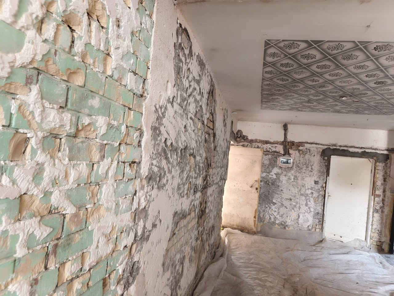 سلام عليكم خلفه لبخ تكنيد مساطر لبخ خشن وجص وناعمه ونثر و ترميم اسعار مناسبه واتساب ***********
