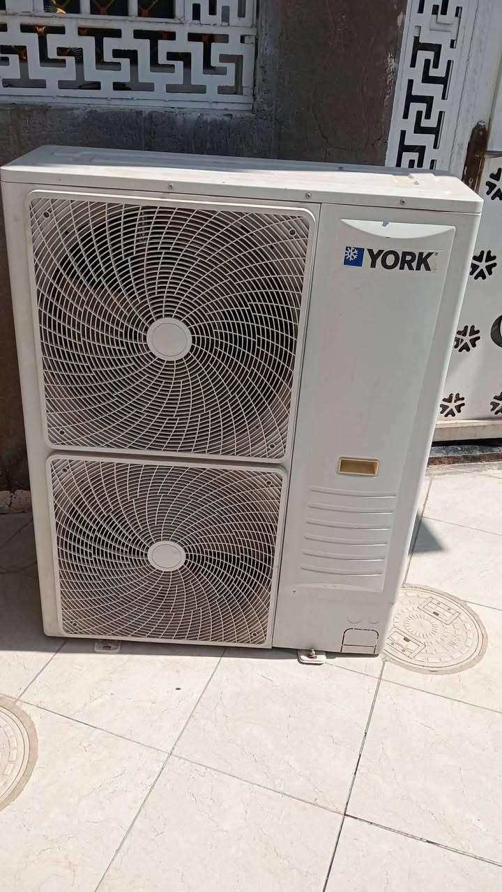 سبلت كنتوري 3 طن للبيع مع مراوح سقفيات ❄️
للبيع للبيع 
سبلت جديد ،3طن  مستعمل فقط شهرين، درجة أولى، نظيف وجاهز للعمل، وحالته ممتازة جداً.
مع مراوح سقفية عدد5 نظيفات 
💰 السعر مناسب 
اللي يريده أو مهتم بيه، يتواصل ويانا
***********
