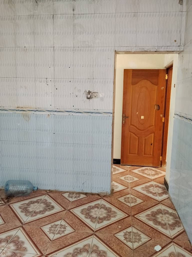 بيت طابقين للايجار في القبلة حي الجامعة المربع الذهبي:
الطابق الارضي
1. استقبال
2. غرفة 5*6 في الطابق الارضي
3.  مطبخ
4. صحيات كاملة 
5. هول كبير 
6. كراج 
الطابق الاول
1. ثلاث غرف نوم 
2. صحيات 
3. هول كبير
يحتوي البيت على خزانات ماء عدد 2
للاستفسار الاتصال على الرقم ***********وتساب البصرة, العراق
