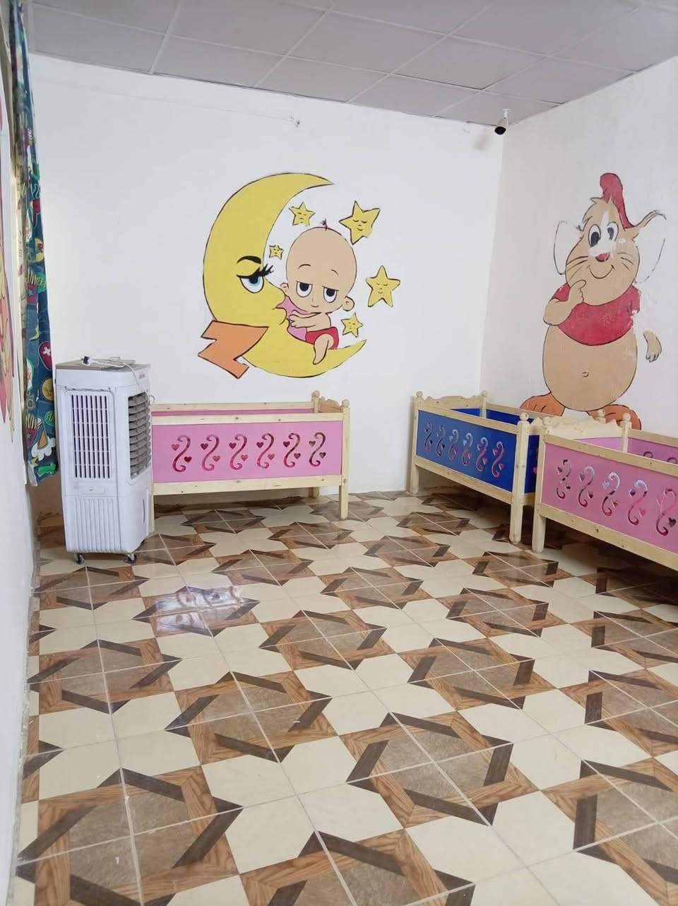 روضة وحضانة الملكة الأهلية 👑
​نستقبلكم بكل حب وشوق لتسجيل أطفالكم الحلوين لنمنحهم بيئة آمنة، رعاية فائقة، ومستقبلاً مبكراً مشرقاً!
​ما نتميز به:
​منهج تعليمي متكامل ينمي قدرات الطفل الفكرية والإبداعية.
​بيئة آمنة ورعاية تامة تضمن راحة وسلامة أطفالكم طوال اليوم.
​أقسامنا المتاحة:
​الحضانة: تستقبل أطفالنا الأعزاء من عمر شهر وحتى 4 سنوات.
​الروضة والتمهيدي من 5 الى 6 سنوات : لتأسيسهم بأفضل الطرق التربوية والحديثة.
​عناية خاصة: نستقبل أطفالنا ممن لديهم فرط حركة وتأخر النطق مع اهتمام متخصص.
​مواعيد التسجيل يومياً: من الساعة 9 مساءً وحتى 12 ظهرًا.
​بداية الدوام الرسمي: ينطلق عامنا الدراسي الجديد بتاريخ 1/9/2026.
​📞 للحجز والاستفسار:
​***********
​***********
كاطون الرحمة قرب جامع الاقصى
