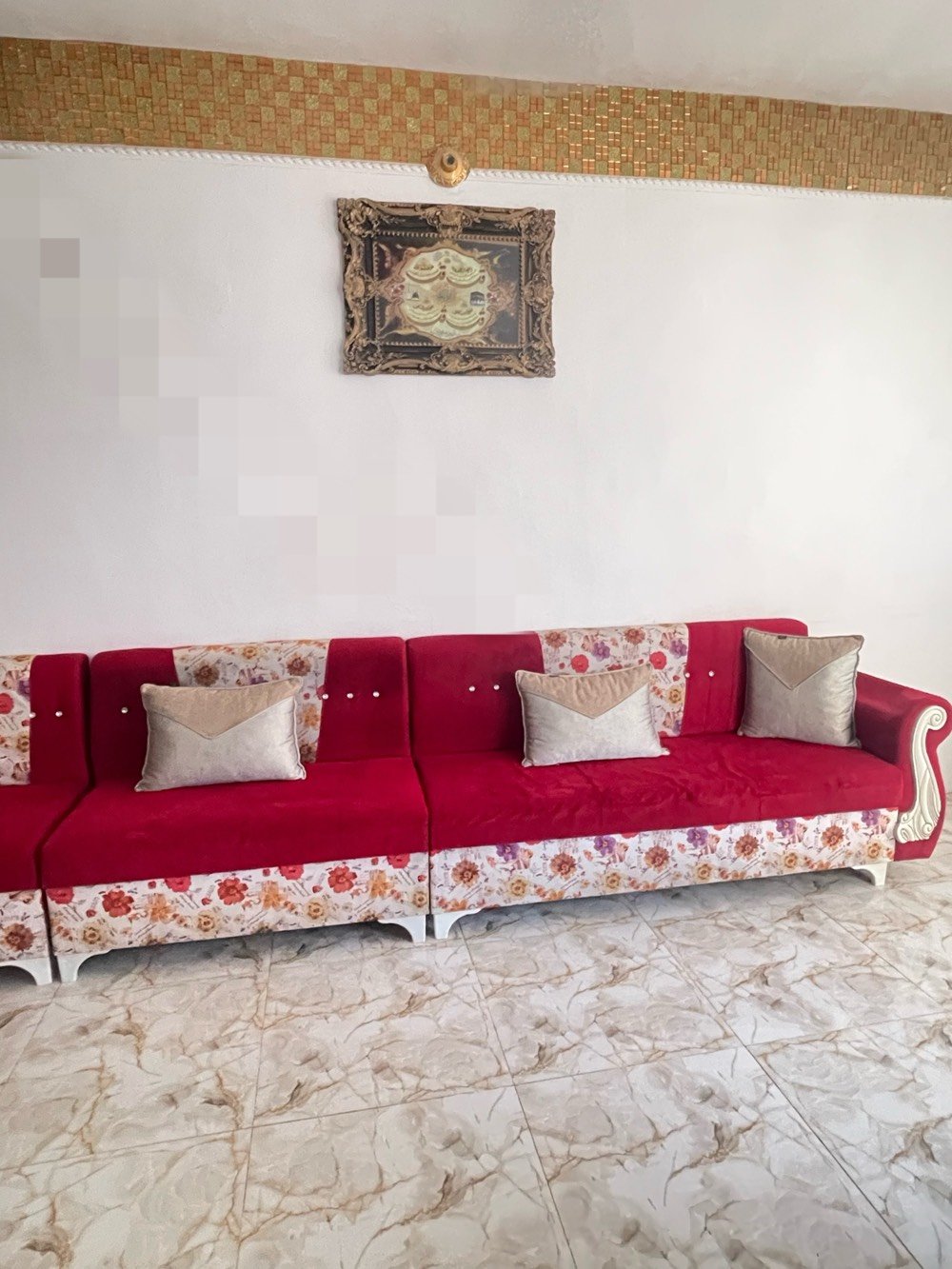 للبيع بسعر مناسب
هلا بيك، هذي التخم/الكنب شنو موديلها أو نوعها بالضبط؟ وإذا تعرف من أي معمل أو بلد؟: 
ديوان
ممكن تذكرلي المقاسات بالتفصيل؟ يعني طول كل قطعة وكم نفر تكعد، حتى يفهم المشتري إذا تناسبه لو لا.: 
10 مقاعد
شنو حالة الاستخدام مالها؟ جديدة لو مستعملة، ومن متى تقريباً مستخدمتها؟: 
مستعمل نضيف
وين موقعك بالضبط حتى أضيفه بالوصف؟ وهل السعر قابل للتفاوض لو ثابت، وتكدر توصل/تسلم؟: 
سبعه نيسان 