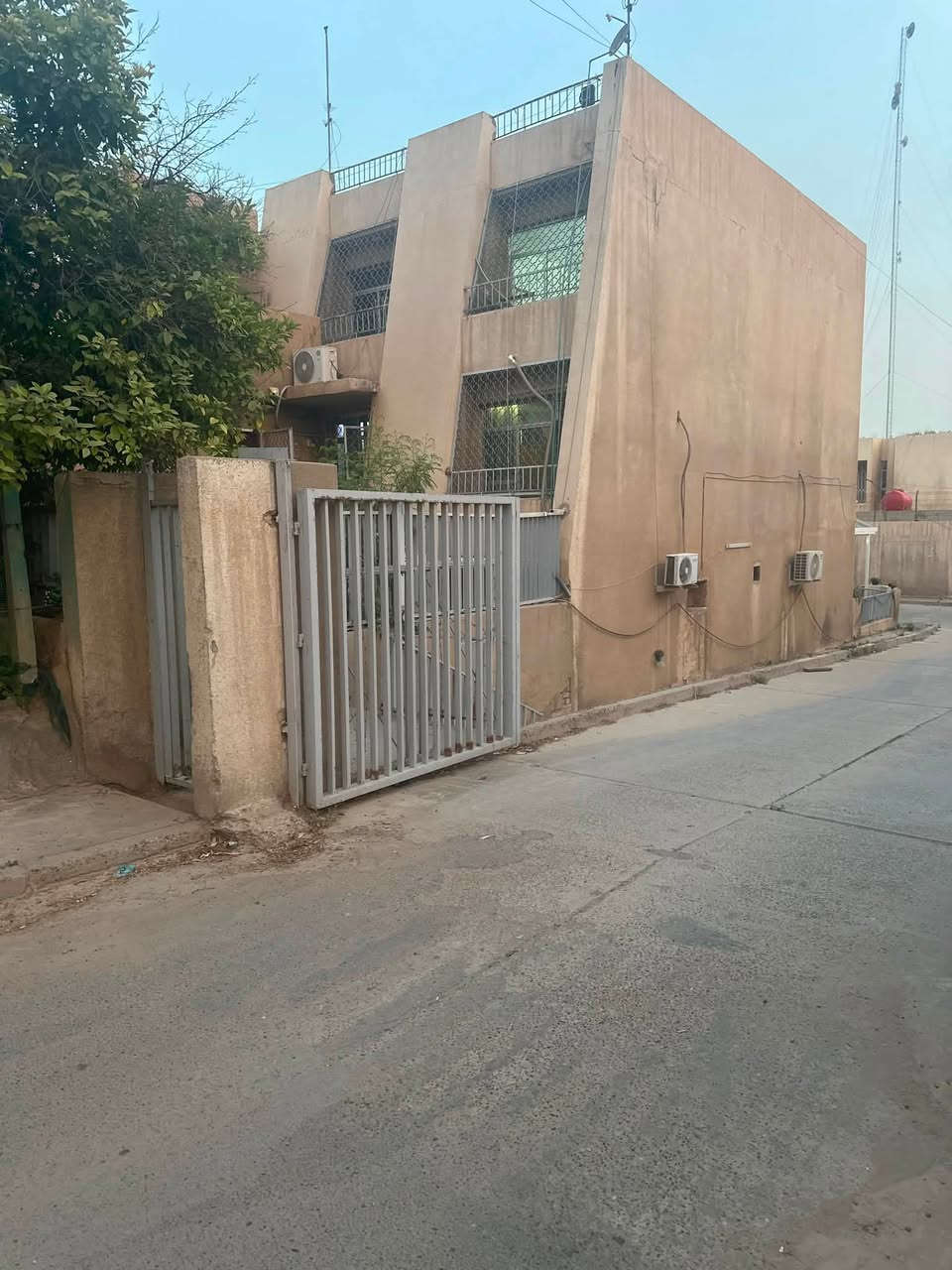 فرصة استثمارية استثنائية للبيع في الكاظمية - شارع المحيط (ركن)
* المساحة: 354 متر مربع (سند ملكية صرف - طابو).
 * الأبعاد: واجهة عريضة 13.6 متر × عمق 27.90 متر.
* المميزات: موقع ركن مميز جداً، ممتاز للتقسيم إلى عقارين أو لبناء مشروع سكني/استثماري راقٍ.
* الموقع: الكاظمية - شارع المحيط.
* للتواصل والمعاينة: [***********]
>
