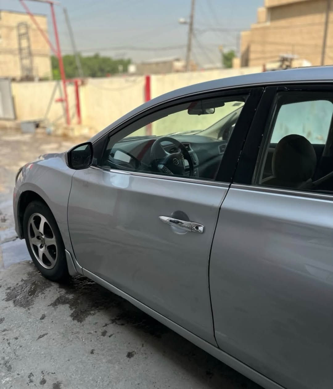 🚗 نيسان سنترا 2013 - للبيع فقط 🚗
السيارة جاهزة للبيع وما تحتاج أي مصاريف، ماشاء الله من كل النواحي (قير، محرك، حدادية بشرط الفحص).  
أبرز المواصفات:
 🔑 نظام بصمة تشغيل ودخول ذكي.
 🖥️ شاشة عرض مع كاميرا خلفية.
 ⚙️ 3 وضعيات قيادة: اقتصادية (ECO)، رياضية (Sport)، والعادية (Normal).
 🚗 مثبت سرعة (Cruise Control).
 ❄️ تكييف شغّال وممتاز جداً.
حالة البودي والضرر:
 🎨 الضرر: صبغ باب السائق والباب الخلفي فقط.
 🏷️ السيارة بالكامل ليبل واحد (تختيم شركة).
📌 البيع كاش فقط
مكان السيارة بابل الهاشميه
📞 للتواصل والاستفسار 
‭***********‬

نص مكتوب في الصور:
- سنترا 2013 الهاشمية - 27-09-2026 0 0 0 0 اوتوماتيكيه 4 سلندر N/A 180 كم المواصفات أمريكية بنزين إنشاء نيسان السنة 2013 الموديل سنترا الفئة SV الأجزاء المطلية قطعتين شاهد الصورة اللوحة بغداد, خصوصي اللون سلفر مادة المقعد قماش عدد المقاعد 4 عرض السعر نعم