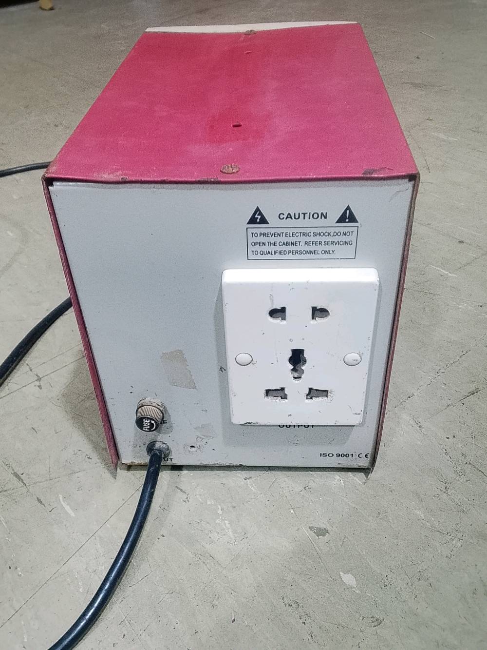 منظم فولطية أوتوماتيكي Tanaka بقدرة 2000W – بحالة ممتازة وجاهز للعمل!
​فرصة ممتازة وحل عملي لحماية أجهزتك الكهربائية المنزلية من تذبذب التيار وانخفاض الفولطية. جهاز منظم فولطية (ستبلايزر) مستعمل بحالة نظيفة جداً وشغال بشرط الفحص والتجربة.
​المواصفات :
 الموديل: Tanaka (AMS-2000W).
​القدرة الكلية: 2000 واط (مناسب للتلفزيونات، أجهزة الرسيفر، الحاسوب، الثلاجة، أو المبردات).
​نطاق فولطية الدخل (Input): ويدعم الدخل يتحمل من 100V حتى 260V.
​فولطية الخرج (Output): 220V مستقرة لحماية كفاءة أجهزتك.​
​السعر : 25,000 دينار 
​الحالة : مستعمل نظيف ويعمل بكفاءة عالية.