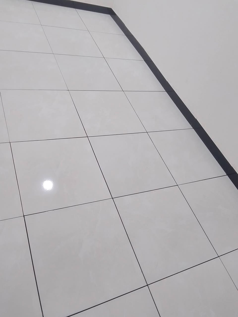 مستعدون لتطبيك كافة أنواع السيراميك الجدار والارضي وبأسعار مناسبة واتساب او اتصال ***********
