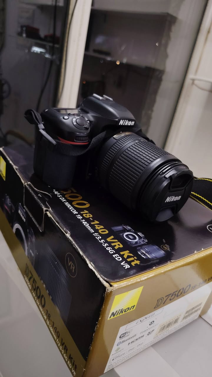 السلام عليكم، معروض للبيع كاميرا Nikon D7500 غنية عن التعريف للمحترفين والهواة، الكاميرا نظيفة جداً واستخدامها خفيف وبحالة الوكالة.

​المواصفات والتفاصيل:

​الموديل: Nikon D7500

​عداد الشتر (Shutter Count): 8,871 ضغطة فقط! (يعني الكاميرا عمرها طويل جداً والشتر بحكم الجديد مقارنة بالمعروض بالسوق). 

​النظافة: ممتازة جداً 100%، بدون أي عيوب مصنعية أو خدوش، والأزرار والستيكرات كلها بحالة ممتازة.

​الملحقات: تأتي مع ملحقاتها الأصلية كاملة (البطارية الأصلية، الشاحن الأصلي، وحزام الرقبة، والزوم ).
​المكان: [بغداد ].
​التوصيل: [متوفر ].
ويتوفر كذلك امبرلات من ماركة كوداكس كاملة الملحقات وبنظافة جيده قطعتين 

​💡 ملاحظة للمشتري: الكاميرا غير مصلحة نهائياً ومفحوصة بالكامل، وجاهزة للمعاينة والفحص قبل الشراء.

​للتواصل والاستفسار، يرجى المراسلة على الخاص أو الاتصال على الرقم: ***********
