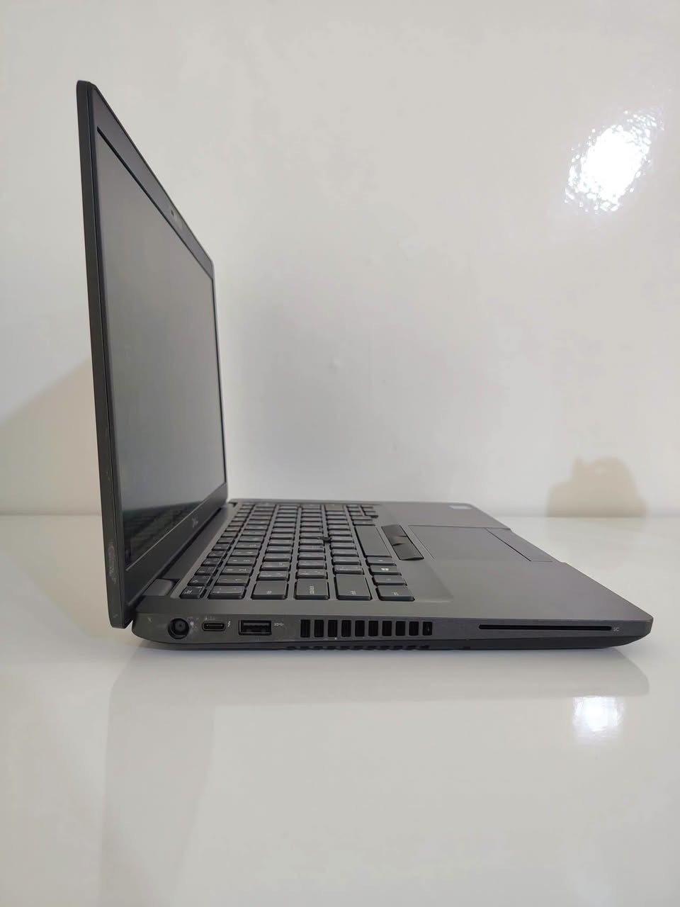لابتوب Dell Latitude 5401

⚜️ المواصفات:

⚜️ المعالج: Core i7 — الجيل التاسع — فئة H
⚜️ الرام: 8 كيكا DDR4
⚜️ الهارد: 256 كيكا SSD
⚜️ كرت الشاشة: Intel(R) UHD Graphics 630 — 4 كيكا (ذاكرة مشتركة)
⚜️ حجم الشاشة: 14″
⚜️ دقة الشاشة: FHD
⚜️ الكيبورد: ستيكر ضوئي

🎁 الهدايا والملحقات:
• حقيبة لابتوب
• شاحن لابتوب
• ماوس
• ماوس باد
• تغليف احترافي (داخل كرتونة)

🛡️ الضمان والخدمات:
• فحص اللابتوب و مقارنة المواصفات و النضافة قبل الاستلام عند المندوب.
• ضمان أسبوع كامل بعد الاستلام.
• تنصيب ويندوز حسب الطلب مع جميع البرامج الأساسية و Office مثبتة.

🚚 التوصيل: التوصيل متوفر إلى جميع محافظات العراق

📞 للحجز أو الاستفسار (متوفر واتساب):
*********** – ***********

📌 موقّعنا: بغداد الامين الثانية

💰 السعر: 365,000 دينار عراقي
