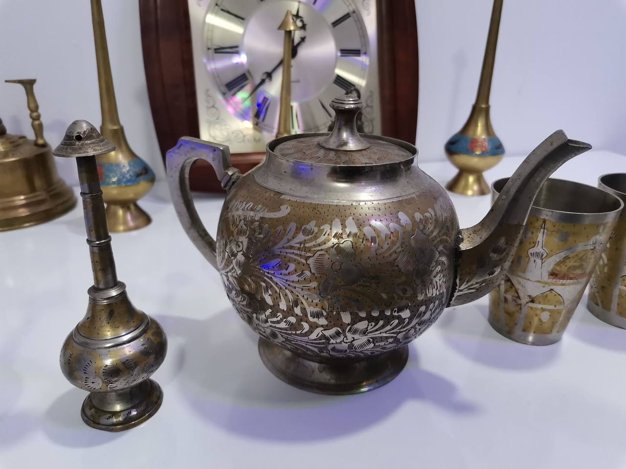 مجموعة متكونه من قوري و3 كلاصات و2 مرشات مي ورد نحاس نضيفات سعر 100 وبي مجال اي استفسار *********** واتساب أو خاص.
