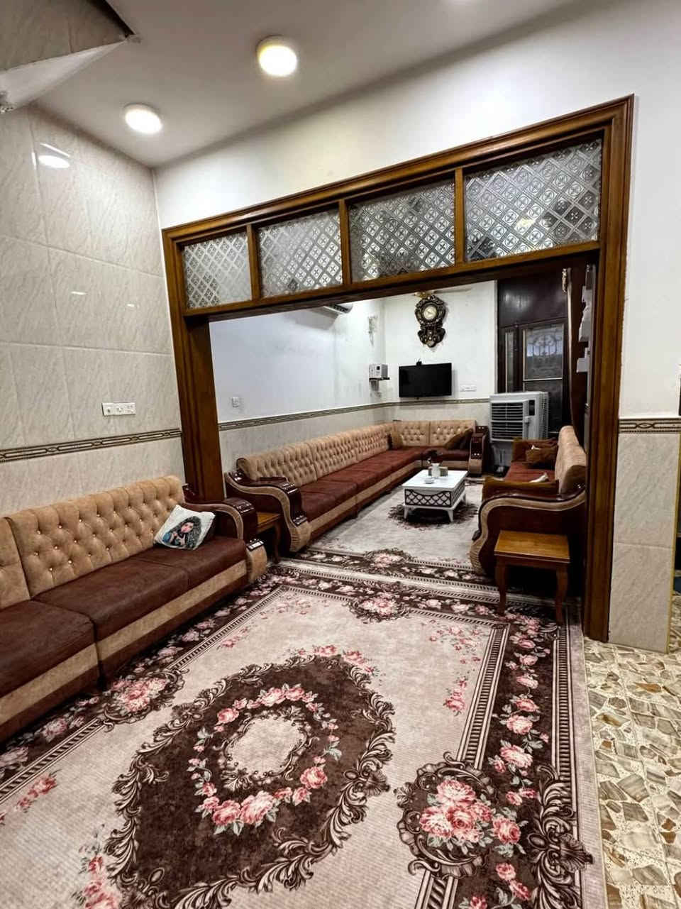 دار (( للبيع )) النجف الأشرف
(( حي ميسان )) 
         (( طابو صرف )) 
--------------------------------------------------------------------------
المساحة  ((   100 متر   )) 
السعر ((150 مليون  وبي مجال  ))
قطاع      ((      22        )) 
شارع 12 متر. تبليط 
--------------------------------------------------------------------------
يتكون من  : طابقين
          ((الطابق  الإول )) 
استقبال + صالة + مطبخ + غرفة + صحيات عدد (2)
          ((الطابق الثاني )) 
صالة + (2) غرف + صحيات 
--------------------------------------------------------------------------
           (( ملاحظة )) 
البناء صب كونكريت مسلح
و طابوق نهروان
بناء جناي  
--------------------------------------------------------------------------
للاستفسار الاتصال على الرقم 
التالي (( أو )) الاتصال على الواتساب
***********
موقع البيت
 الشارع المقابيل سوق المخضر 
 -------------------------------------------------------------------
