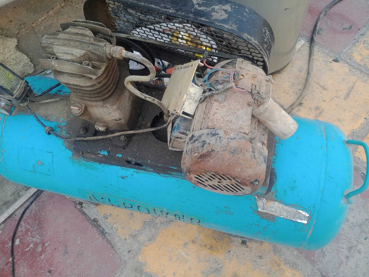 كمبريسر شغال عوزه بس ترتيب الوايرات السعر 140بغداد حي السفير ***********

