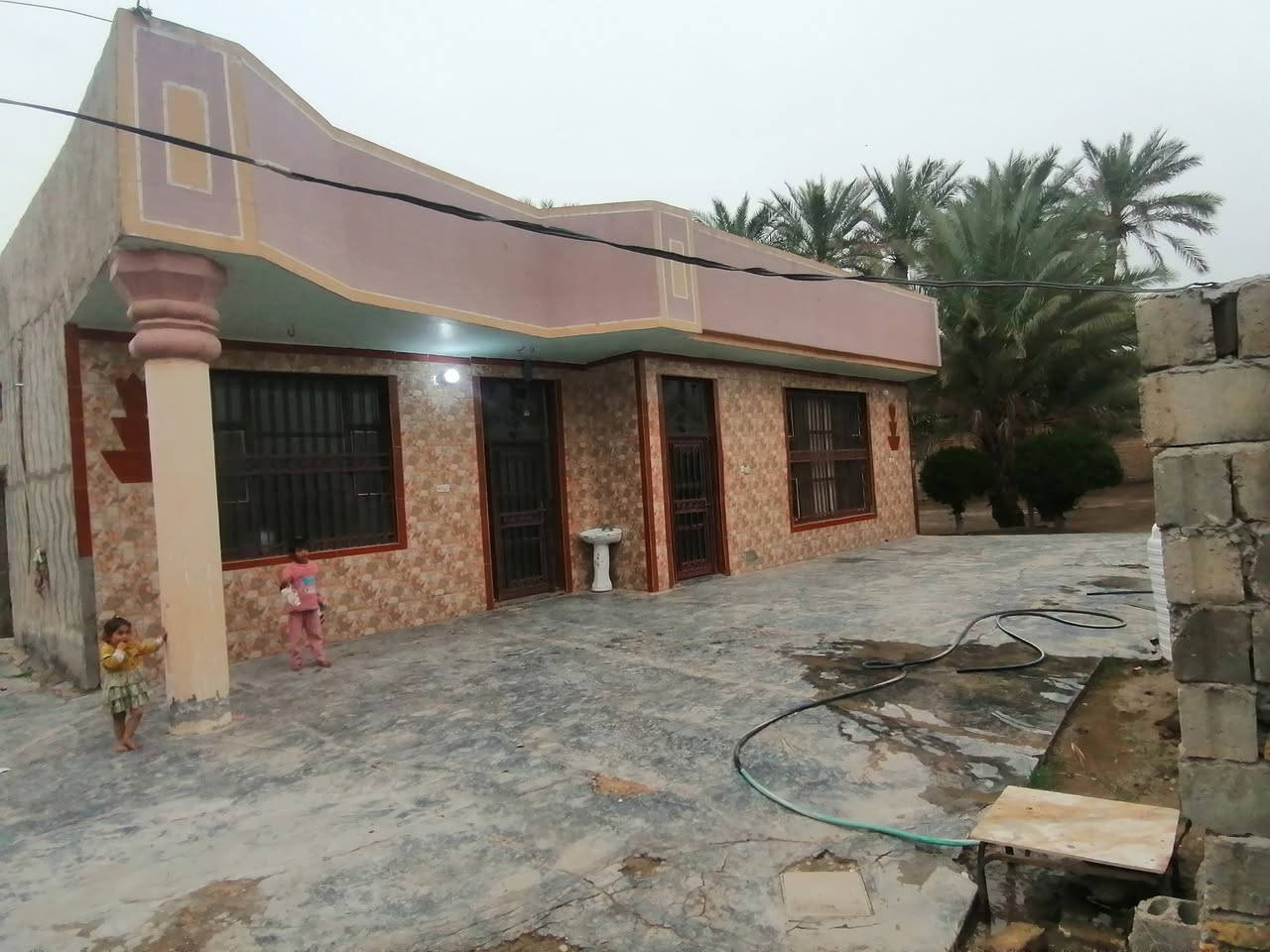 السلام عليكم
بيت اللبيع 
طابو زراعي سند 25 تحويل 
المساحه الكليه 1100
بل القرب من ثلاث مدارس ابتدائي متوسطه اعداديه 
خلف نبي.الله براهيم الخليل 
دار يحتوي على ثلاث غرف نوم استقبل هول ممر مطبخ صحيات دار نضيف مثل ما واضح بل الصوره  البيت اله مدخلين متوفره جميع الخدمات ماء كهربائية تبليط  
يبعد عن طريق حله نجف 6كيلو السعر خاص 
***********
