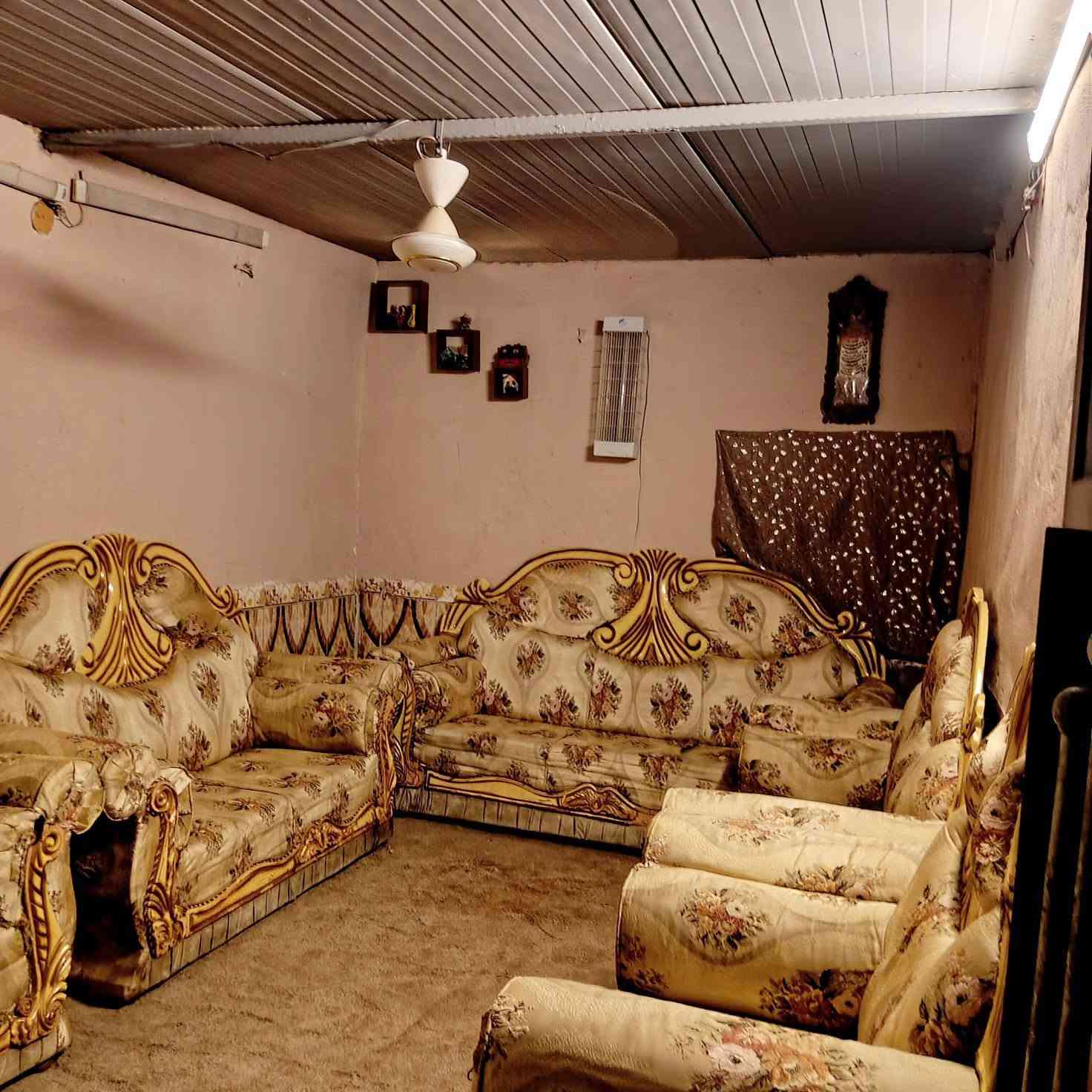 بيت البيع  بغداد كاضميه على شارع العام  المدراسه ثانويه وابتدائي   مي نعمه من الله محلات أسواق قريبه  ##و بيت نضيف بي اربع غرف  صيحات  اثنين  داخليه وخارجيه  حوش متوسط الحجم  وترك  خارجه كبيره مساحه  وترك صغير في وسط البيت بيت  نضيف ميه بل ميه السعر البيت ٢٥ مليون وقفل   ##***********/   ###  انتباه انتباه   الاغرف اليت كبار   ##
