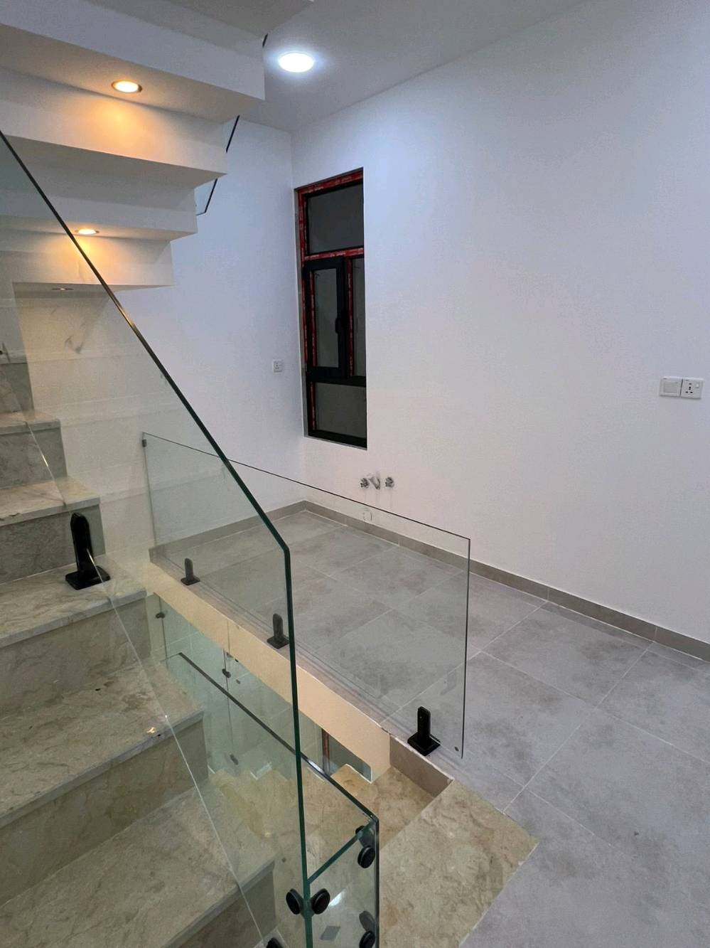 ​إياد عدنان | للعقارات 🏠✨
​دار للبيع – بناء حديث درجة أولى 📍 حي الجهاد / منطقة الضباط (مجاور شقق حي صدام)
​فرصة ممتازة للسكن أو الاستثمار بمواصفات مميزة واستغلال مثالي للمساحة:
​المساحة: 60 متر مربع
​الواجهة: 4.5 متر (ضلع منفصل غير مشترك)
​الغرف: 4 غرف نوم
​الصحيات: 3 حمامات
​المرافق: استقبال واسع + مطبخ متكامل
​📞 للاستفسار والتواصل (اتصال أو واتساب):
***********
​🔔 لا تنسوا متابعة الصفحة ليصلكم كل جديد من العروض العقارية المميزة!