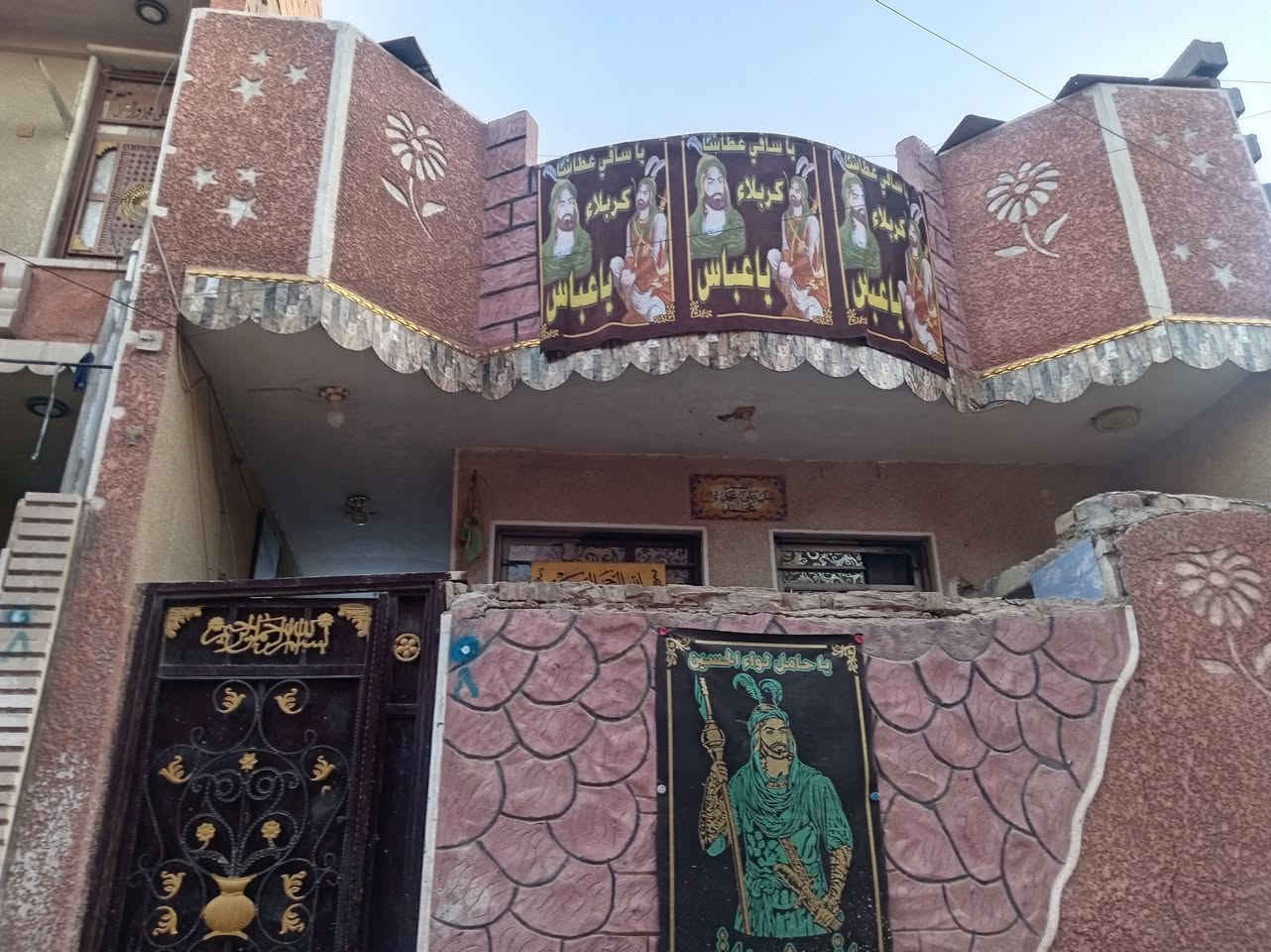سلام عليكم ورحمة الله وبركاتة دار للبيع المساحه 100متر الواجهه 5 النزال 20 والبيت قاط ونصف   العنوان سبع قصور شارع المشروع جهة الحميديه ثاني فرع السعر 52 وبي مجال لطيبين  الرقم ***********

