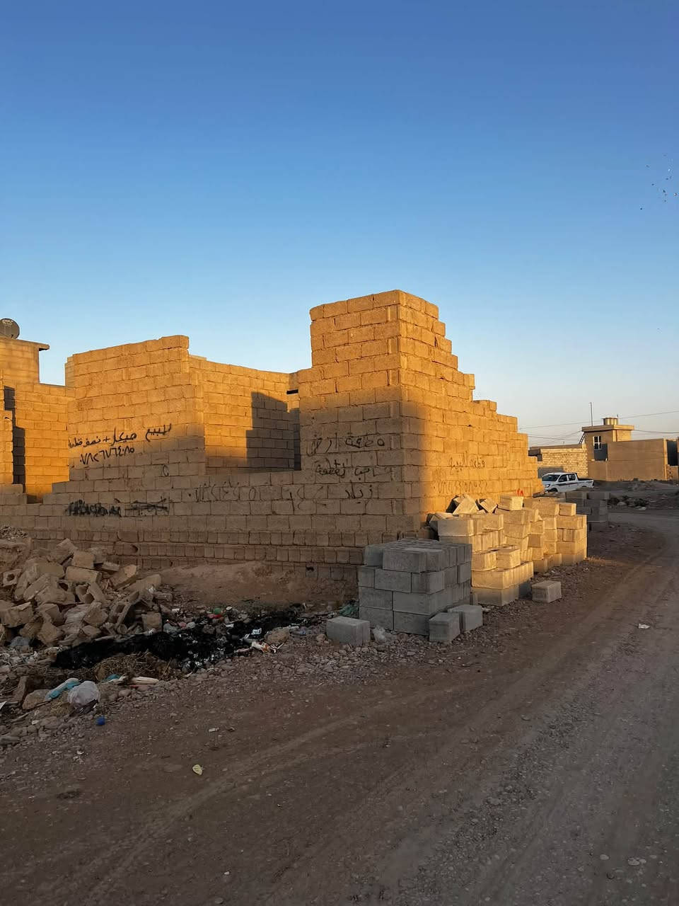 قطعه للبيع 📍
السلام عليكم 

قطعه للبيع مساحه 375 متر ركن واصلها كامل خدمات 
واساله مال مي جديده تحتوي على هيكل ربعه وغرفتين ومطبخ وصحيات 

السعر 32 مليون وبي مجال للشراي 

الموقع خلف الخضر 📍

للأستفسار الاتصال ‭***********‬
