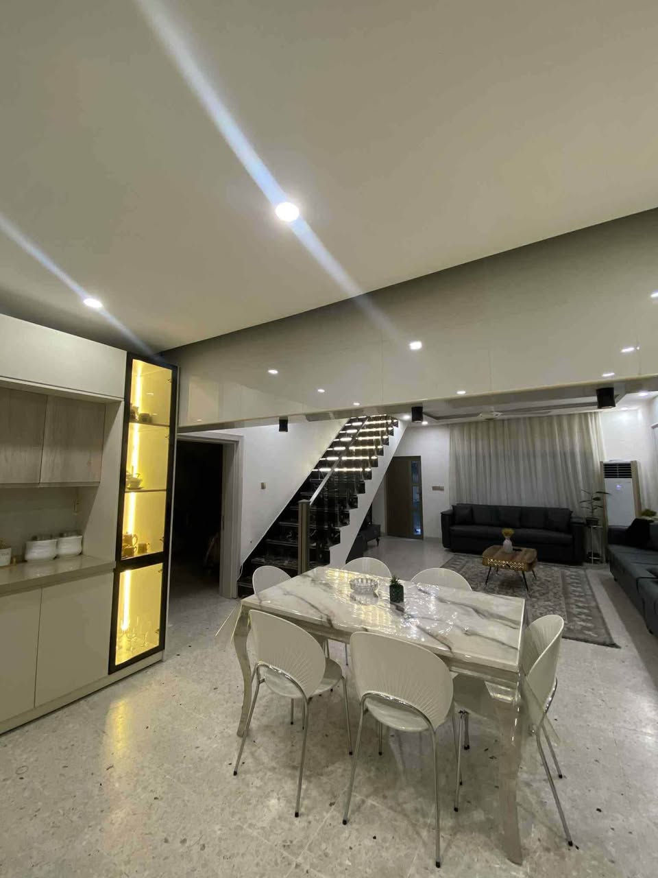 تم اعادة النشر 🏡دار للبيع طابووو صرف سند مستقل 📍في الدورة شارع 60 فرع اسواق حذيفة
مساحة 200 متر
نزال20 متر
واجهه 10 متر
يحتوي على مطبخ مفتوح على صاله واسعه وصحيات 2 واستقبال كبير وغرف نوم 3 وسطح ناصي كبير وسطح عالي وحديقه واسعه ومنور كبير 
السعر 315 وبي مجال بسيط 
للاستفسار على الرقم مع صاحب الدار على الواتساب حصراًاًا
***********📍📍📍.
