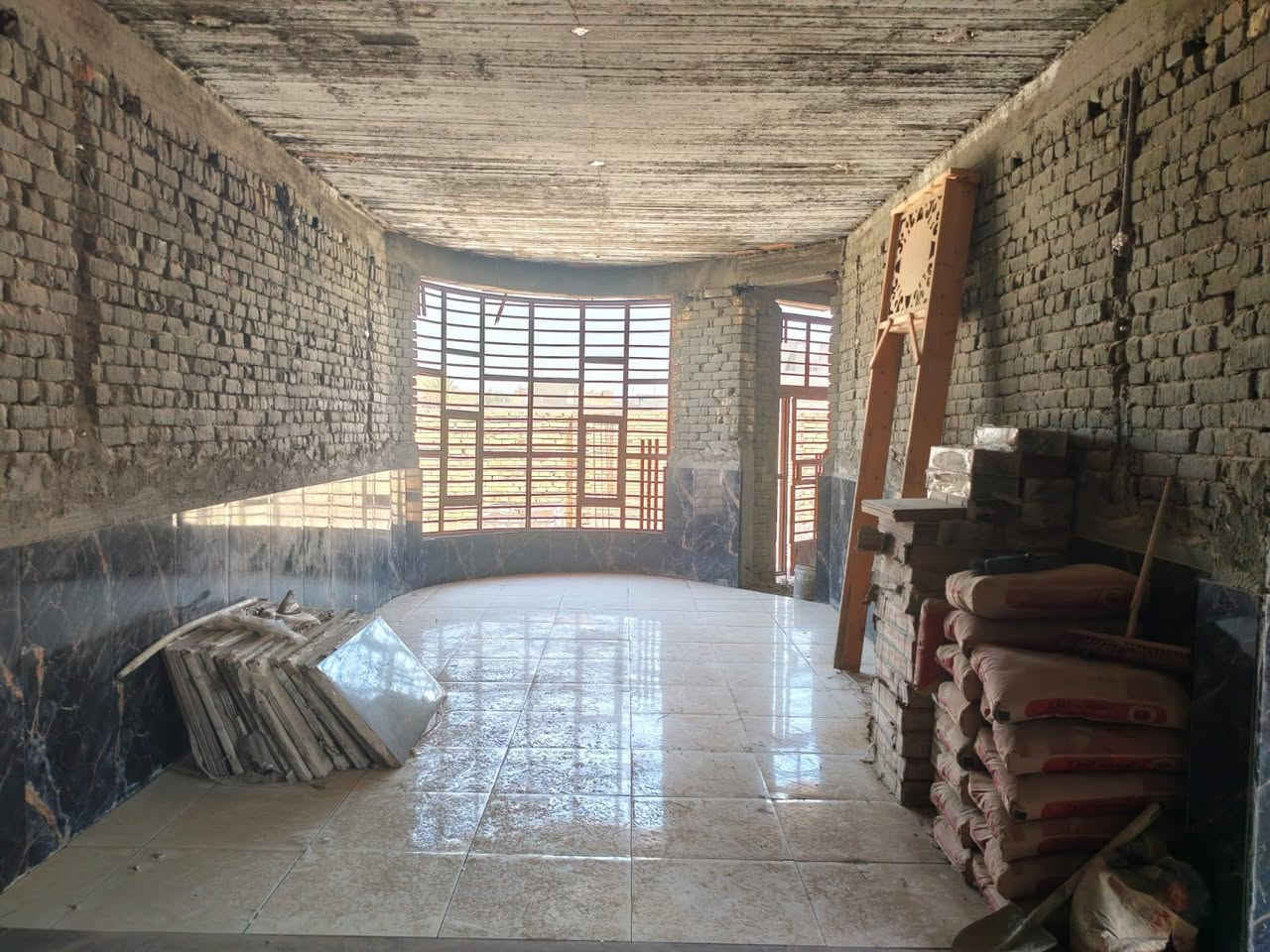 بيت طابو زراعي سند ٢٥
بناء حديث/بإشراف مهندس مدني 
مساحه ٥٠٠ متر
طابوقين 
البيت شبه كامل بناء
الواجهة ١٧ منر
النزال ٣٠ متر
الطابق الأول /٣ غرف 
5 ×6 لكل واحده
المطبخ 6×6
صاله 12 متر
الاستفبال 4 ×12
الارضيه بورسلاين درجه اولا والجدران لط اسمنت
الطابق الثاني/ غرفه واحده ٤×٦
صحيات داخليه وخارجيه 
عرض الشارع ٨ متر تبليط 
حي الحوراء ملاصق للطابو حي الحوارء ثاني بيت عن شارع 20حي الحوراء / متوفر كافه الخدمات ماء ومجاري
البيت نقصه شغلتين جص وبورك وكهرباء 
السعر ١٦٠ مليون وبيه مجال 
للاستفسار والاتصال على الرقم التالي 
***********
