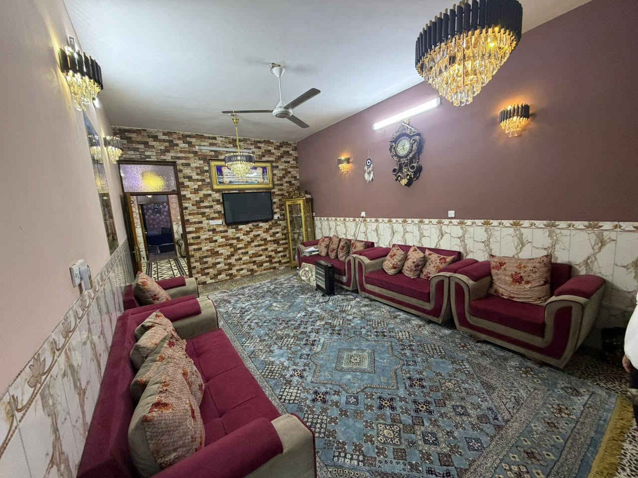 سلام عليكم ورحمه الله وبركاته البيت البيع المساحه 150 متر مربع الوجهه 7.5 النزال 20 مربع الضباط حي اور محله 327 خلف سوق الثبات البيت بصف الركن ثاني قطعه عن شارع  20 متر مال السوك 4 غرف نوم صحيات 3 كراج تدخل بي سياره البيت عالي جدا عن الشارع سنه البناء 2013 الطابق الاول الطابق الثاني 2019 استفسار ***********
