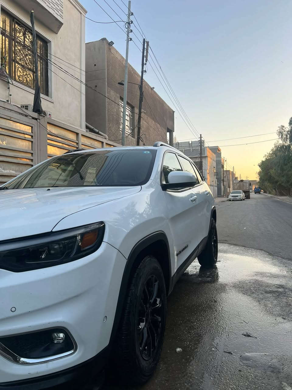 السلام عليكم للبيع او مراوس بشانجان
🚙 للبيع | جيب شيروكي Latitude Plus 2023 | فول مواصفات (عدا فتحة السقف)
إذا تبحث عن جيب نظيف، مواصفاته كاملة، وجاهز للاستخدام بدون أي مصاريف، فهذا خيار يستحق المعاينة.
✅ موديل 2023
✅ وارد أمريكي حادث بجم اربع قطع كلير من امريكا 
✅ محرك 2.4L اقتصادي وقوي مع ناقل حركة أوتوماتيك 9 سرعات
✅ ماشية 22 ألف كيلو فقط
✅ دفع رباعي (4×4) مع أوضاع قيادة متعددة (Auto / Snow / Sport / Sand & Mud)
✅ تشغيل بصمة (Push Start) ودخول ذكي (Keyless Entry)
✅ شاشة Uconnect كبيرة تدعم Apple CarPlay وAndroid Auto
✅ كاميرا خلفية
✅ حساسات أمامية وخلفية
✅ رادار أمامي مع نظام التحذير من الاصطدام
✅ مراقبة النقطة العمياء (Blind Spot Monitoring)
✅ تحذير مغادرة المسار (Lane Departure Warning)
✅ مثبت سرعة
✅ تحكم كامل من المقود (ستيرن كونترول)
✅ مقاعد جلد أصلية
✅ تدفئة للمقاعد الأمامية وتدفئة للستيرن
✅ تبريد على وضع الشركة قطعتين
✅ مرايا كهربائية مع طي كهربائي
✅ جنوط ألمنيوم أصلية
✅ إنارة LED نهارية مع مصابيح ضباب
✅ نظام الثبات الإلكتروني، مانع الانزلاق، ومساعدة صعود المرتفعات
✅ وسائد هوائية متعددة وأنظمة أمان متقدمة
🔹 السيارة استخدام شخصي ومعتني بيه، جاهزة للفحص بأي مكان. 🔹 المكينة، الكير،في حاله ممتازه
📍 الموقع: بغداد
     السياره بيها نقوصات بسيطه 
💰 السعر 138 $
للاستفسار ، التواصل على الخاص أو الاتصال.
 ***********
— في ‏‏بغداد‏‏.

