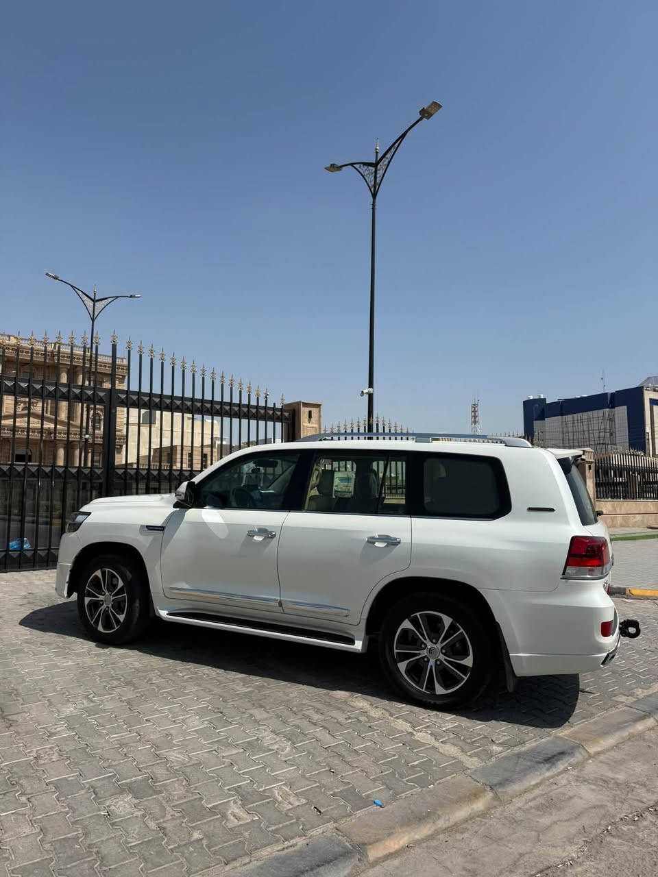 السلام عليكم
لانكروز 2020 سياره جديده لوك ساز

8 سلندر 

كراند تورنك سبشل ادشن فول مواصفات 

8 ايرباك 

مابيها اي نقص مكينه كير حداده تبريد لوك

مكان السياره البصره 

للاستفسار ***********
