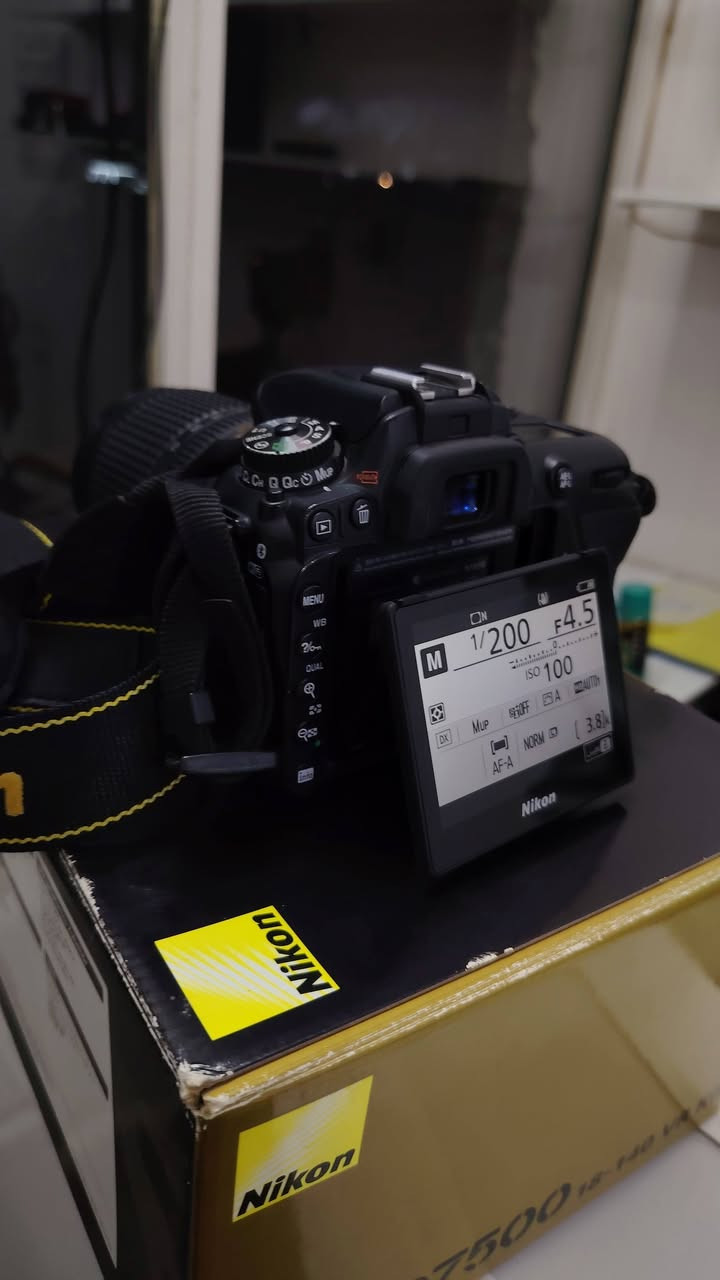 السلام عليكم، معروض للبيع كاميرا Nikon D7500 غنية عن التعريف للمحترفين والهواة، الكاميرا نظيفة جداً واستخدامها خفيف وبحالة الوكالة.

​المواصفات والتفاصيل:

​الموديل: Nikon D7500

​عداد الشتر (Shutter Count): 8,871 ضغطة فقط! (يعني الكاميرا عمرها طويل جداً والشتر بحكم الجديد مقارنة بالمعروض بالسوق). 

​النظافة: ممتازة جداً 100%، بدون أي عيوب مصنعية أو خدوش، والأزرار والستيكرات كلها بحالة ممتازة.

​الملحقات: تأتي مع ملحقاتها الأصلية كاملة (البطارية الأصلية، الشاحن الأصلي، وحزام الرقبة، والزوم ).
​المكان: [بغداد ].
​التوصيل: [متوفر ].
ويتوفر كذلك امبرلات من ماركة كوداكس كاملة الملحقات وبنظافة جيده قطعتين 

​💡 ملاحظة للمشتري: الكاميرا غير مصلحة نهائياً ومفحوصة بالكامل، وجاهزة للمعاينة والفحص قبل الشراء.

​للتواصل والاستفسار، يرجى المراسلة على الخاص أو الاتصال على الرقم: ***********
