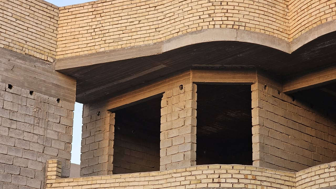 بيت هيكل كامل طابقين المساحة ٢٠٠م مربع الطابق الارضي ومجموعة صحية خارجية استقبال ٥×٦+مطبخ بالوجه٦×٤.٢ صالة داخلية + مجمع درج حلزوني+ مجموعة صحية داخلية+ منورين يمين ويسار+ غرفتين نوم ٤×٥ مع مجموعة صحية داخليةو٤×٤ مع مجموعة صحية داخلية+ ممر خلف البناء  والطابق الأول مثل الارضي الموقع بعقوبة قريب جدا من جامعة بلاد الرافدين قرب تقاطع القدس المنطقة مخدومة ماء وكهرباء الاستفسار الاتصال على ***********
