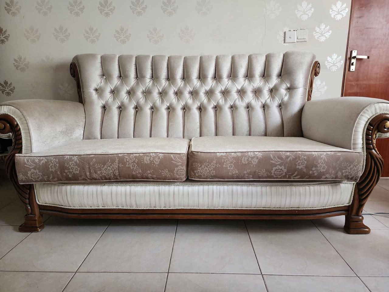 طقم كنب • درجة أولى • ٤ صغار ٢ كبار