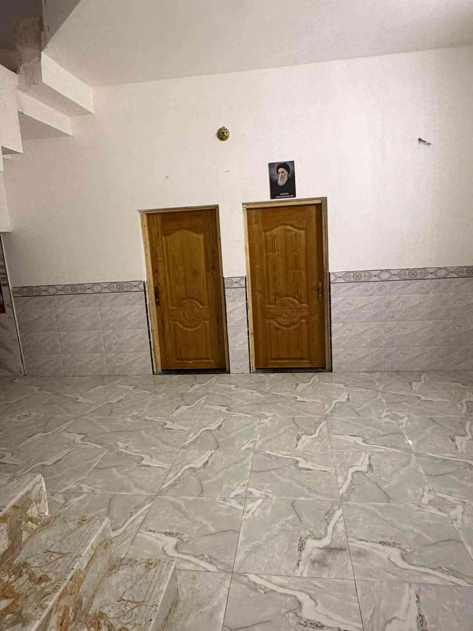 سلام عليكم البيت البيع العنوان النهروان قرب الصيطره شارع تار تار مساحه 230 يتكون من غرفتين نوم 4 في 5 صاله 4 في 7 مطبخ 4 في 5 مطبخ حار 4 في 3 درج داأري حمام او صحيات داخليه وستقبال 7 في 4 كراج جبير صحيات خارجيه بيت بنا حديث السعر خاص الستفسار انتصلل عل رقم بيه وتساب او نتصال *********** البيت خط 3 تقريب 400 متر عن شارع عام الشراي بخدمته ينتصل يدلل
