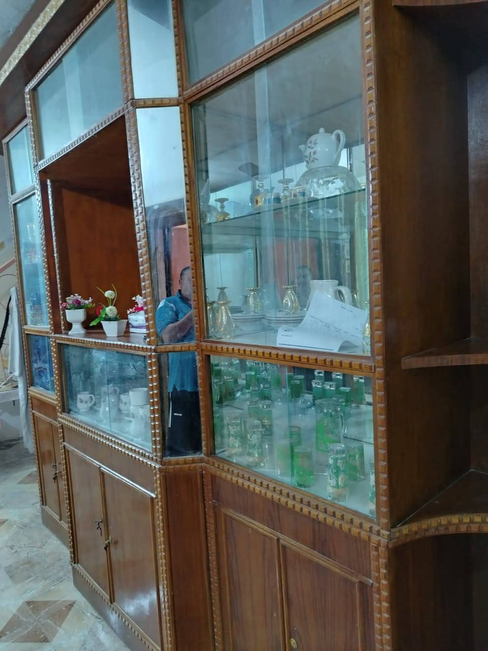 السلام عليكم معرض للبيع عرضه3ونص ورتفاعة2و60 الاستفسار الاتصال ع هذا الرقم مكاني مدخل الرحمه المجمع الصناعي ***********
