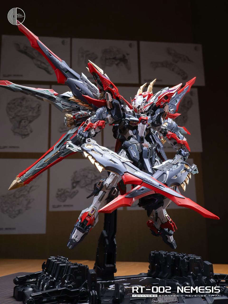 كاندام Infinite Dimension RT-002 Nemesis بمقياس 1/100، وهي عبارة عن مجسم ميكا (Mecha Model Kit) يُبنى يدوياً ومصمم بتفاصيل عالية تذكرنا بمجسمات الغندام (Gundam). 
يحمل هذا الإصدار اسم Advanced Strategic Revenge Titan (تيتان الانتقام الاستراتيجي المتقدم)، وقد صدر كنسخة تذكارية بمناسبة الذكرى العاشرة (10th Anniversary Commemoration) لانطلاق الشركة المصنعة.
 أبرز مواصفات هذا النموذج:المقياس: 1/100 (يبلغ طول المجسم بعد التركيب حوالي 22 إلى 24 سم).الهيكل الداخلي: يأتي مع مفاصل مصنوعة من مادة POM عالية الجودة لضمان الثبات والقدرة العالية على اتخاذ وضعيات حركية وديناميكية ممتازة.الملحقات والتفاصيل: يتضمن ملصقات معدنية عاكسة (3D Metal Stickers)، أجزاء معدنية محفورة (Metal Etching Parts)، وترسانة متنوعة من الأسلحة والأجنحة الضخمة القابلة للفصل والتشكيل.
متوفر لدينا للبيع يوجد توصيل لجميع المحافظات واتساب ***********

نص مكتوب في الصور:
- 复仇女神 RT-002 NEMESIS ADVANCED STRATEGIC REVENGE TITAN
- RT-002 NEMESIS ADVANCED STRATEGIC REVENGE TITAN
- 10th Vision Dimension 復仇女神 RT-002 NEMESIS ADVANCED STRATEGIC REVENGE TITAN