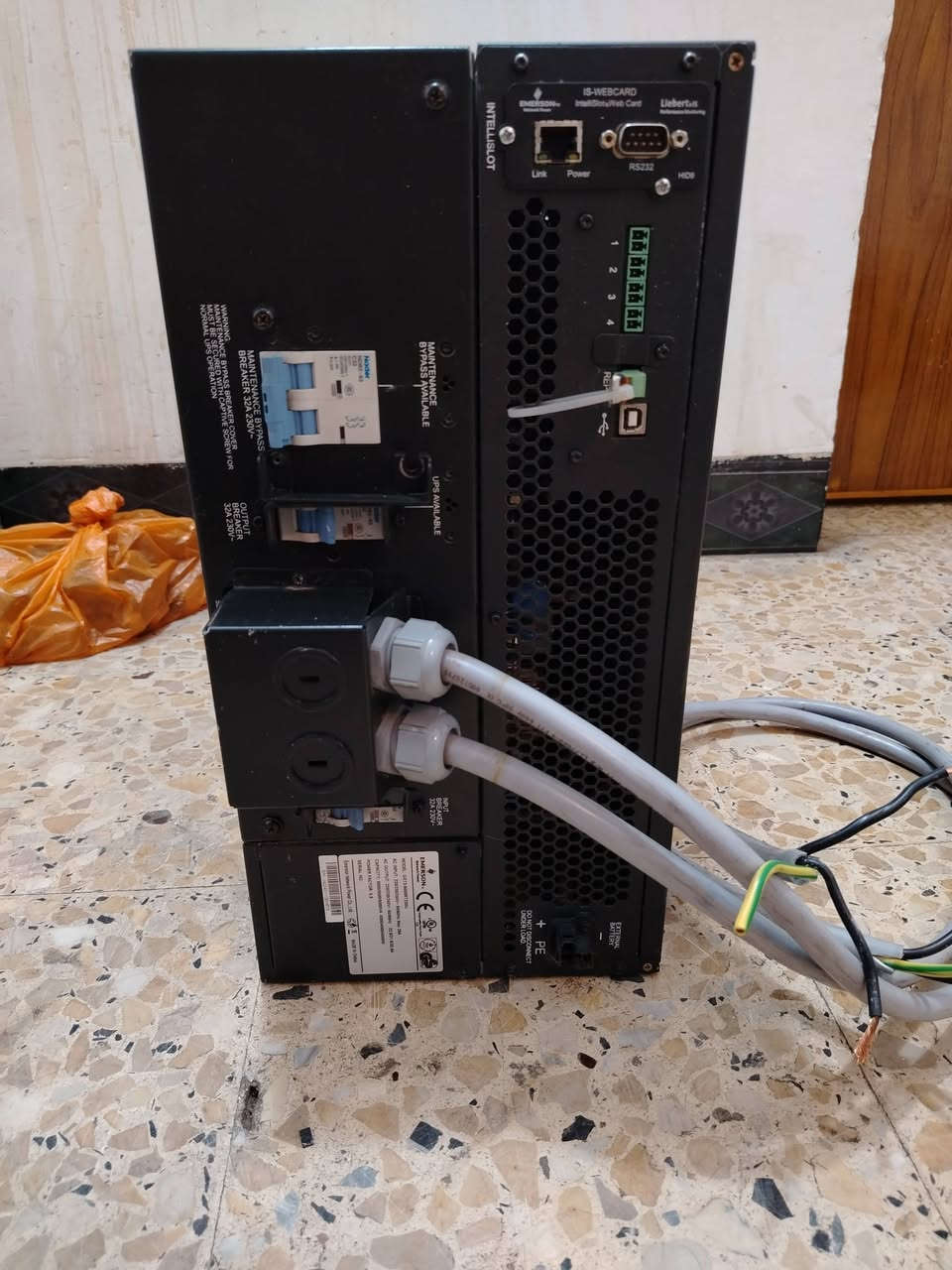 السلام عليكم
UPS 5KV ONLINE 
جهاز نظيف جدا بدون بطاريات
ياخذ 20 بطارية (12 فولت 5 امبير) 
متوفر 5 قطع 
سعر القطعة 200 الف 
مكاني بغداد حي اور
***********
