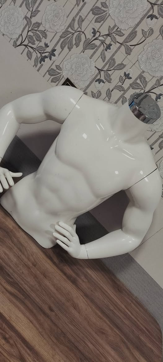 السلام عليكم 
يوجد ملكانات للبيع العدد6 استخدام قليل
تصفيه محل كما موضح في الصوره
للاستفسار الاتصال على الرقم الاتي ***********
