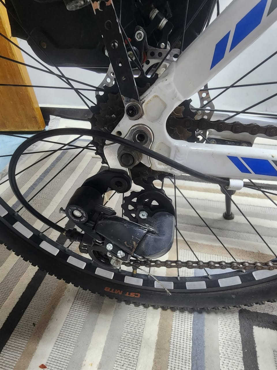 🚲 دراجة هوائية MTB للبيع
🔹 الشركة: MINGOI
🔹 النوع: Mountain Bike / جبلي
🔹 المقاس: 26 إنچ
🔹 فرامل ديسك أمامي وخلفي
🔹 گيارات متعددة
🔹 مساعد أمامي
🔹 إطارات CST MTB
🔹 الدراجة مجهزة بشنط سفر أمامية وخلفية + حامل أغراض
🔹 وياها خوذة
🔹 الحالة: جيدة وجاهزة للاستخدام
💰 السعر: 350,000 دينار عراقي
📍 المكان: كربلاء
الرقم ***********
