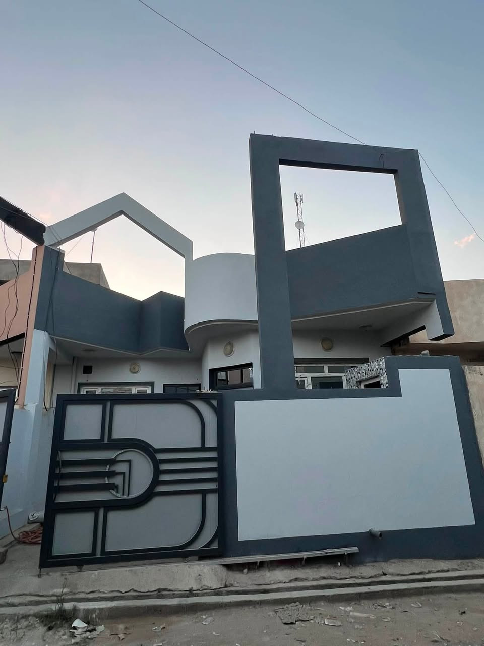 دار 🏠 للبيع في حي القوسيات.
مدخل أسواق ابو علي. 

المساحه.  150. م.  

يتكون من غرفتين نوم 🛌 هول استقبال مشتملات.
داخل خارج. 

سند زراعي نموذج25. حق التصرف سند ابيضّ وصل بلديه. 

الدار 🏠 تسليم مفتاح 🔑 فوري 

خدمات ماء 💦 كهرباء.  ⚡️ 100 متر عن التبليط 

السعر.  ( 65.)   مليون بي مجال.  

الاستفسار بل الأرقام.  

***********
***********
