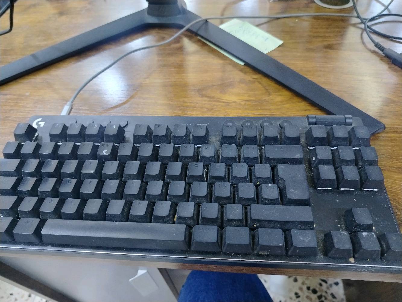 * CPU: Intel Core i5-14400F
* GPU: RTX 3060 Ti PNY 8GB
* RAM: 16GB DDR4 3200MHz
* PSU: 750W
* Monitor: Samsung Odyssey G6 27” 2K 240Hz Curved
* Mouse: Logitech G Pro X Superlight 2
* Keyboard: Logitech G Pro X TKL
* Storage: 120GB SSD + 1TB HD
مذربورد اسوس