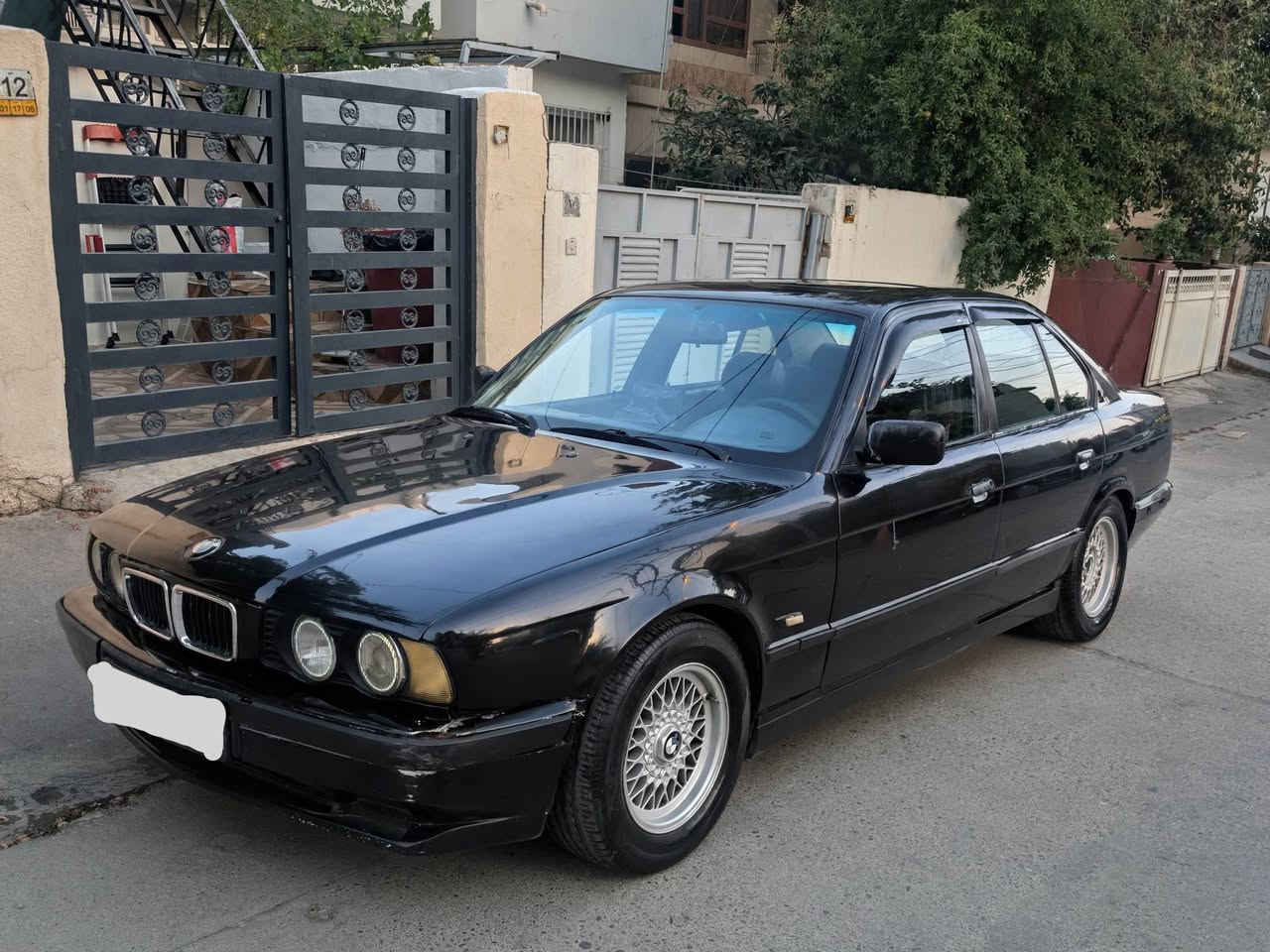 BMW 525 1995
بیئمدەبلیو ٥٢٥ ئۆتۆماتیک 
مۆدێل ١٩٩٥ تەبرید سلایت
ئارم پلاستیکی هەولێر ئارم و ئەوەلیات بەشەرت 
بۆیاخ عامە بۆ جوانی 
دەعمی قورسی نیە
ناو فۆرمیکا 
کێڕ ئۆتۆماتیک 
لایت ئەڵقە 
شاشە ئایپادی بۆ بەسراوە 
تەبرید بەس غازئەوێت بەشەرتی مەزبووت
سلایت مزبوت ئیشەکات
دو ئاوێنە کارەبا
ویل حەسیر
رادێتەر و پانکەی تازە گۆڕاوە 
 سعری ٤٥ گەڵاو مەعامەلەی برایانە 
*********** السليمانية, العراق
