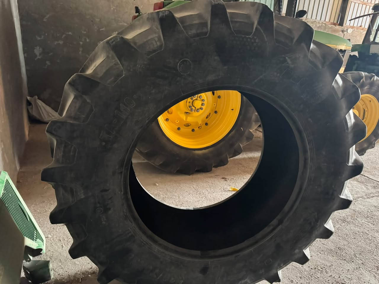 تاير للبيع اصلي مستخدم بس جديد مكفول من ضربه حجم 580/70/38 سعر 750 بي مجال عنوان لعماره ***********
